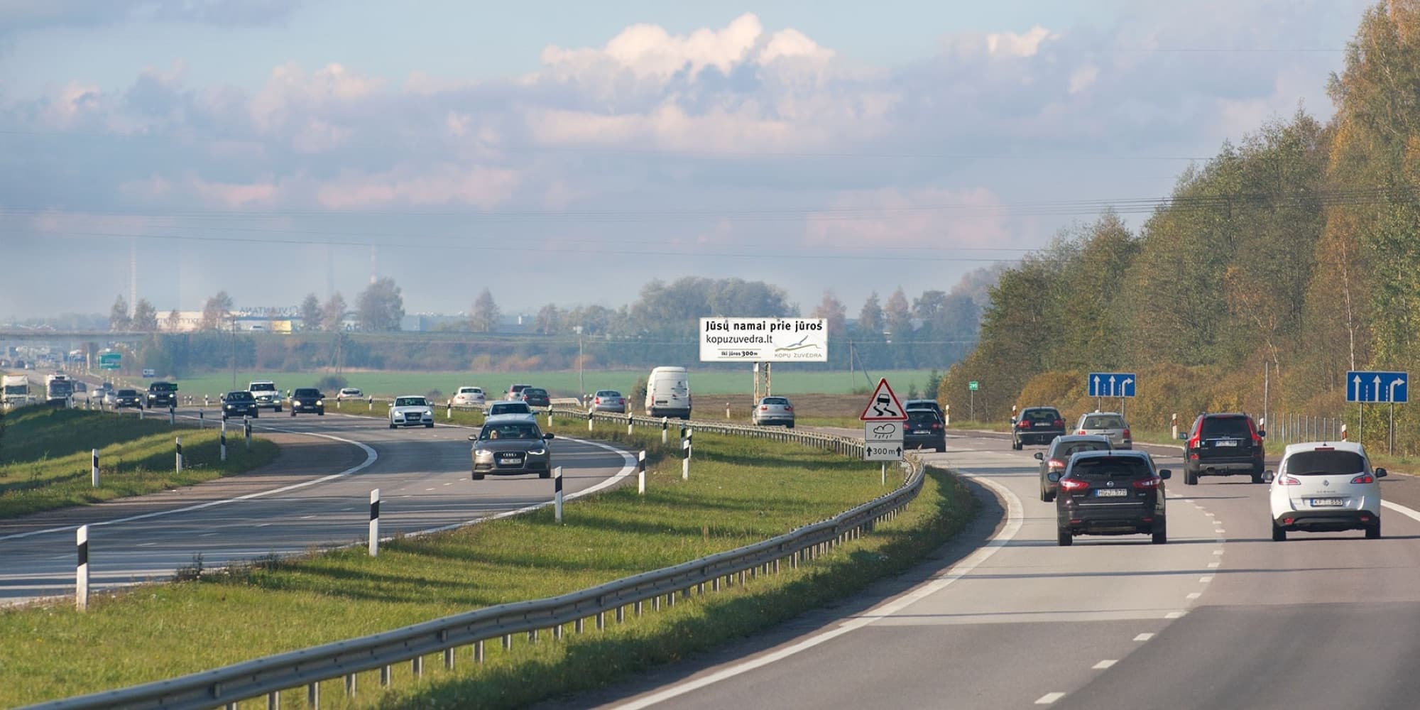 Autobahn A1, Kaunas – Klaipėda (rechte Seite), 297 km von Vilnius entfernt — Werbeständer Pagrindiniai keliai