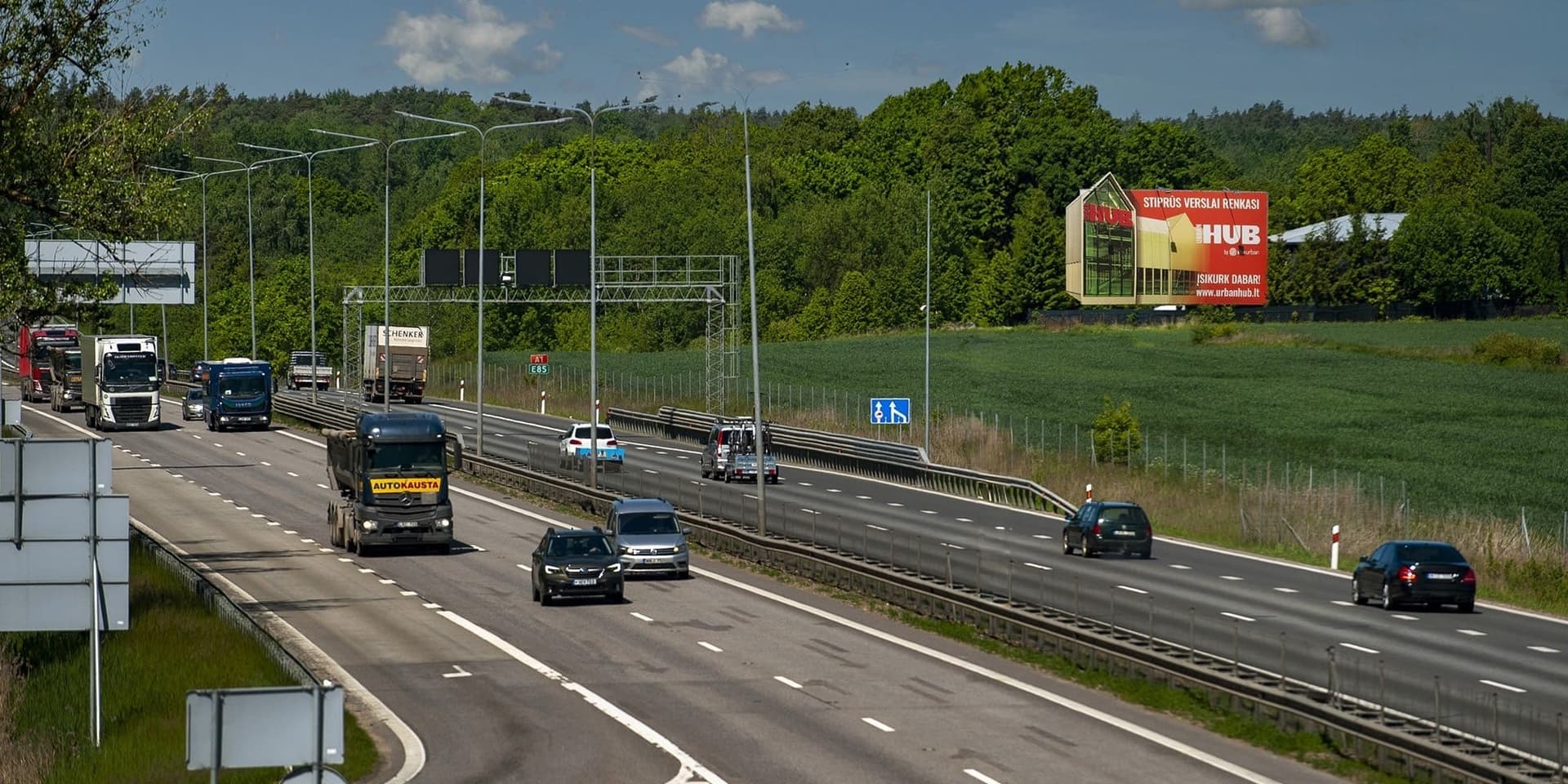 Panneau publicitaire sur l'autoroute A1, Vilnius - Kaunas, à 80 km de Vilnius — Panneau publicitaire Pagrindiniai keliai