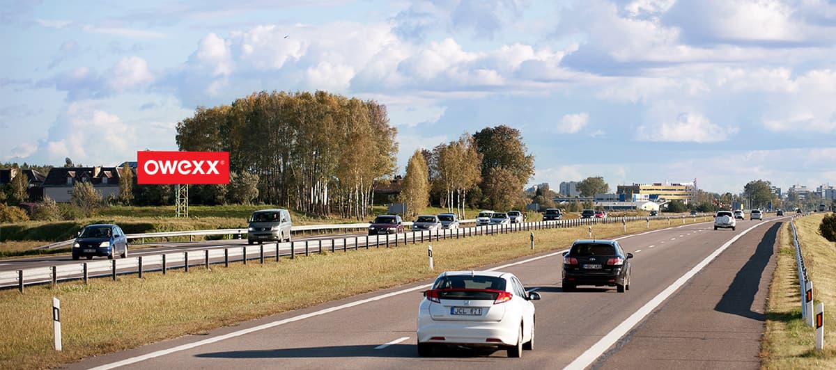 Mainostaulu Valtatie A2, Panevėžys–Vilna, 4 km Vilnaan (vasemmalla puolella)