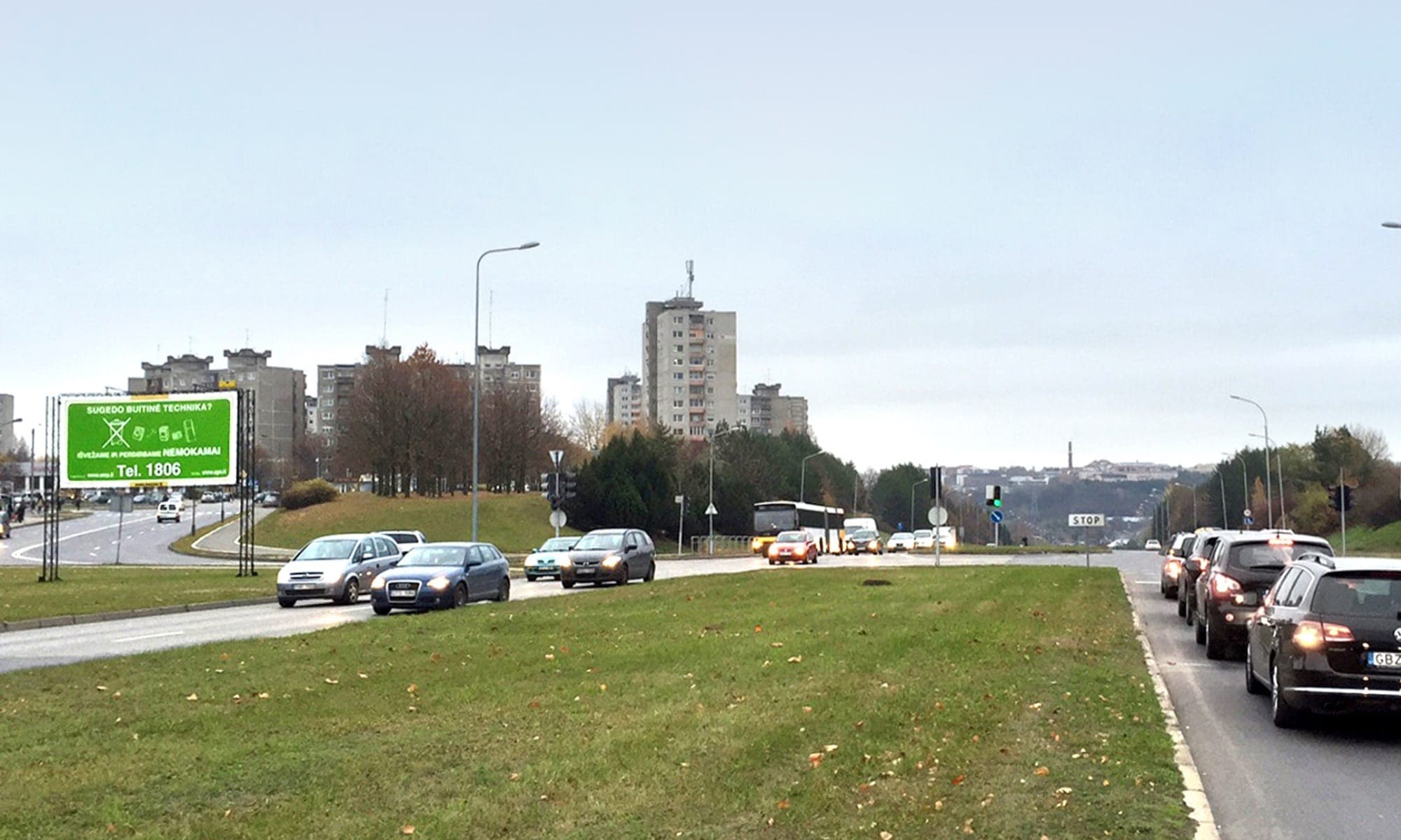 Reklámtábla a Baltų pr. és Rasytės g. kereszteződésében, Kaunas (A oldal) — Reklámtábla Kaunas