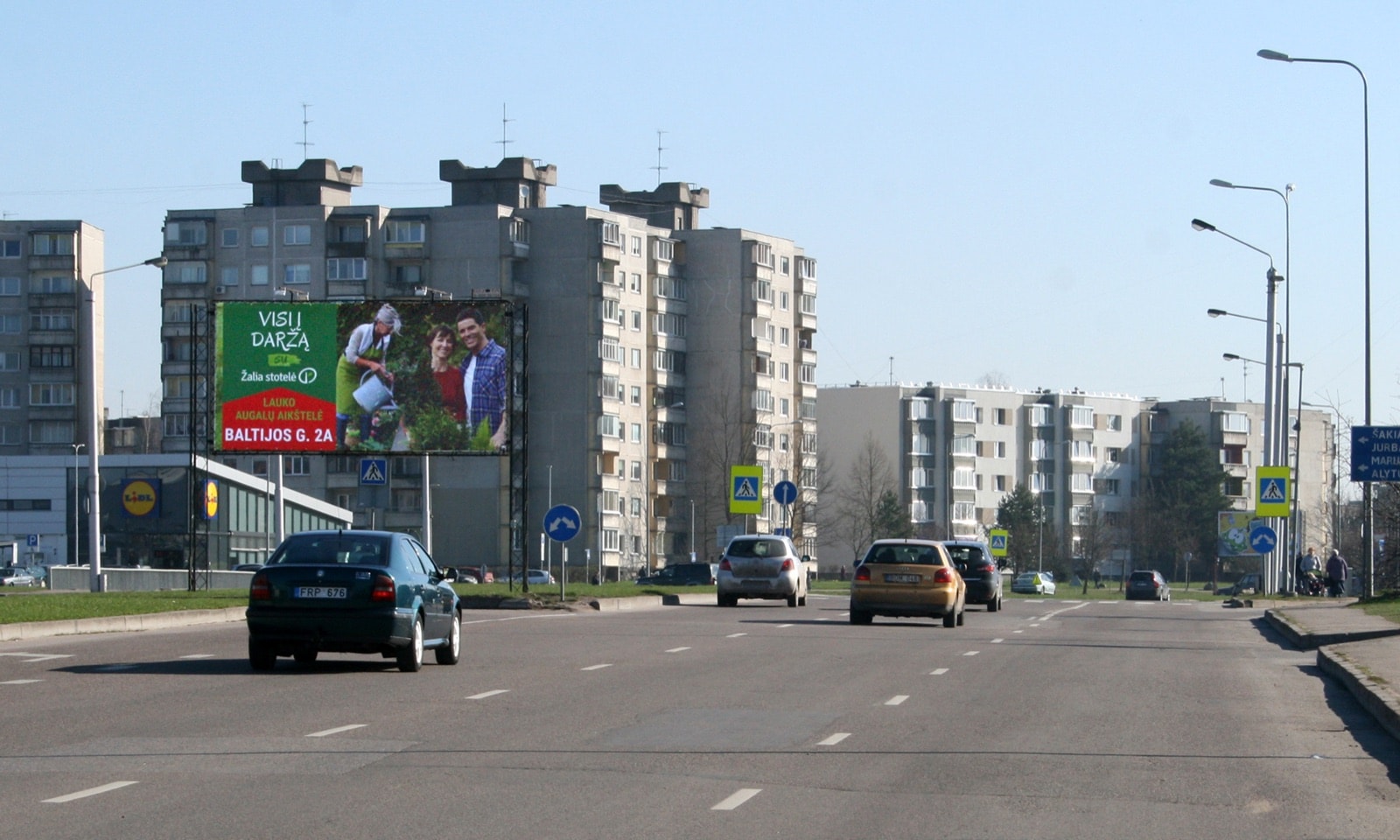 Reklamos stendas Baltų pr. ir Žemaičių pl. sankryža, Kaunas (A pusė) — Reklamos stendas Kaunas