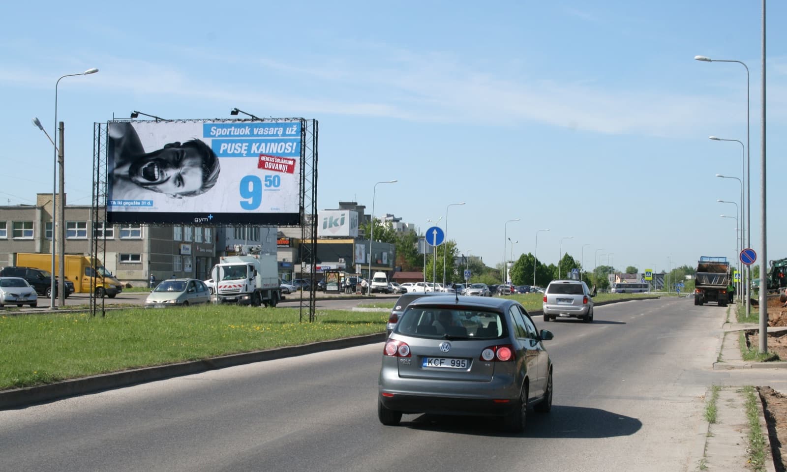 Reklameplakat på Baltų pr. ved PC "BALTAI", Kaunas (B-side) — Reklamos stendas Kaunas