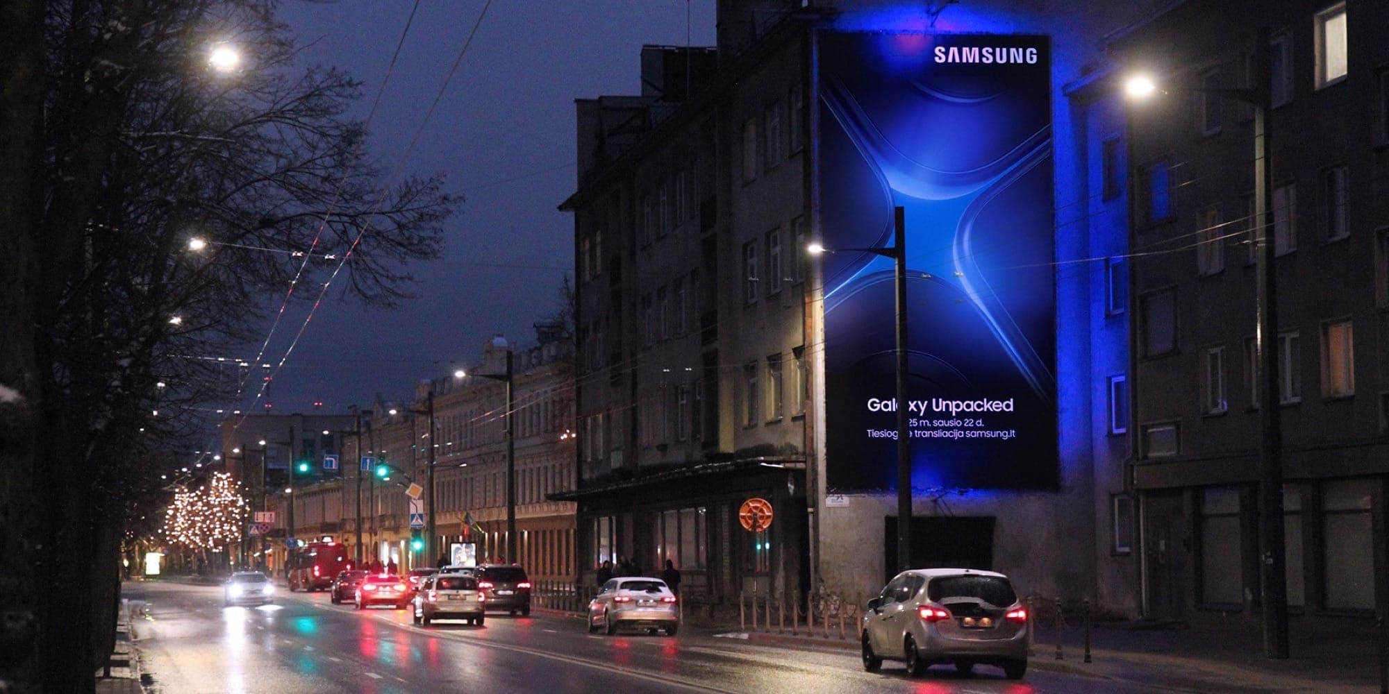Reclamebord Baltų pr. bij winkelcentrum „Baltai“, richting centrum, Kaunas — Reclamebord Kaunas