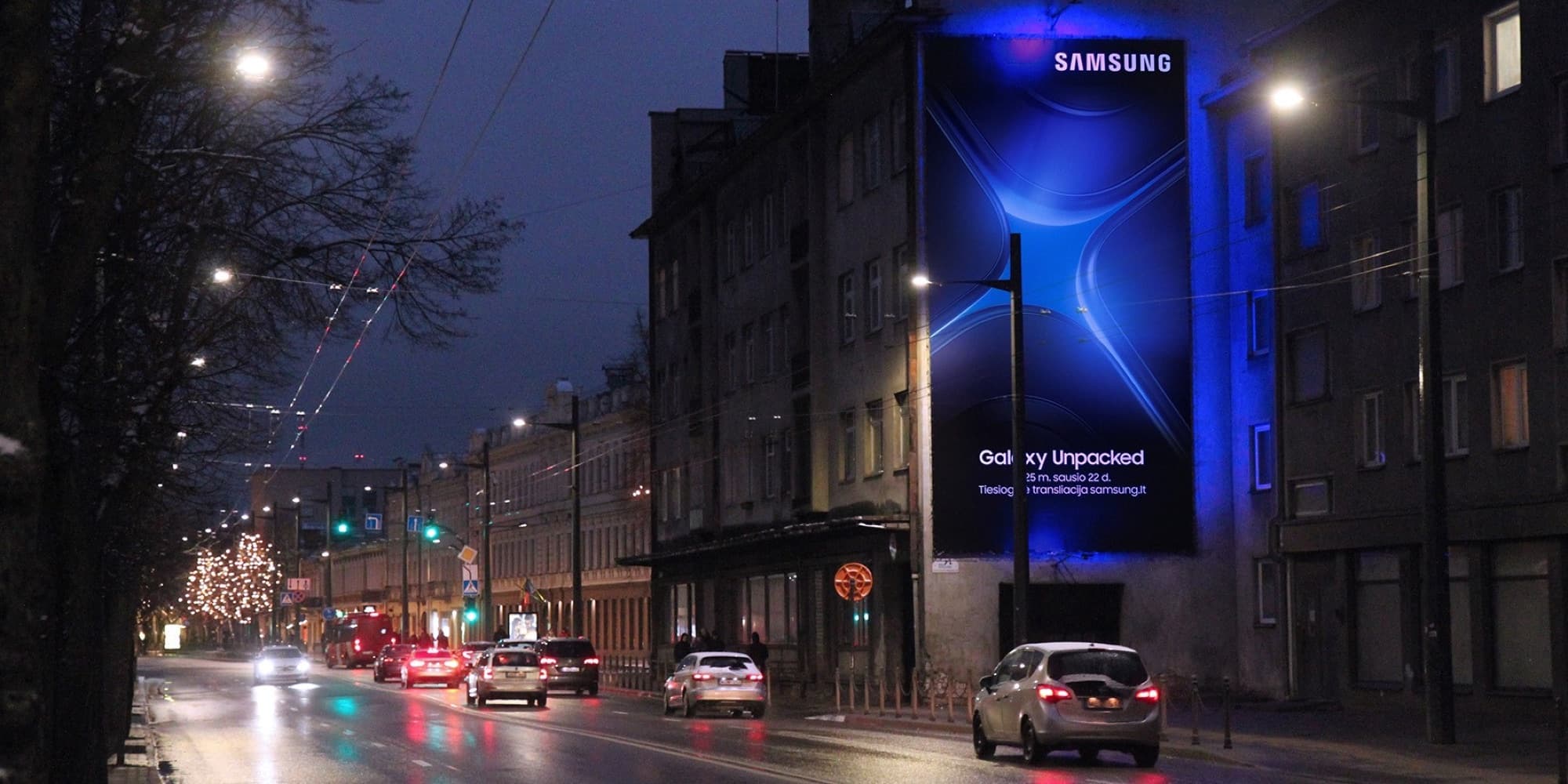 Reklamowy stend przy al. Baltų obok CH „Baltai”, w kierunku centrum, Kowno — Stojak reklamowy Kaunas