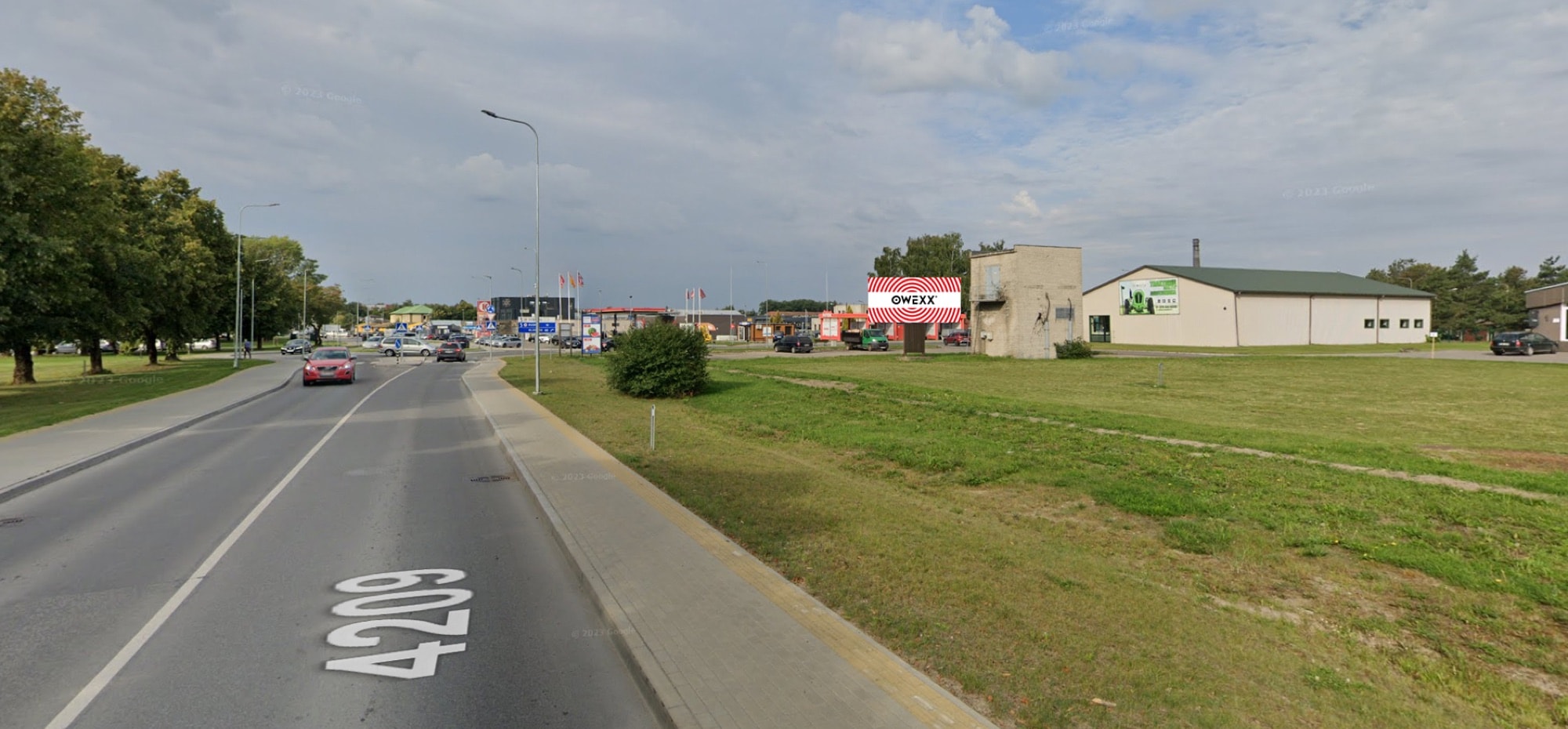 Reklāmas stends Cintijoniškių ielā un Pramonės ielas krustojumā, Šilutē (labajā pusē) — Reklāmas stends Šilutė