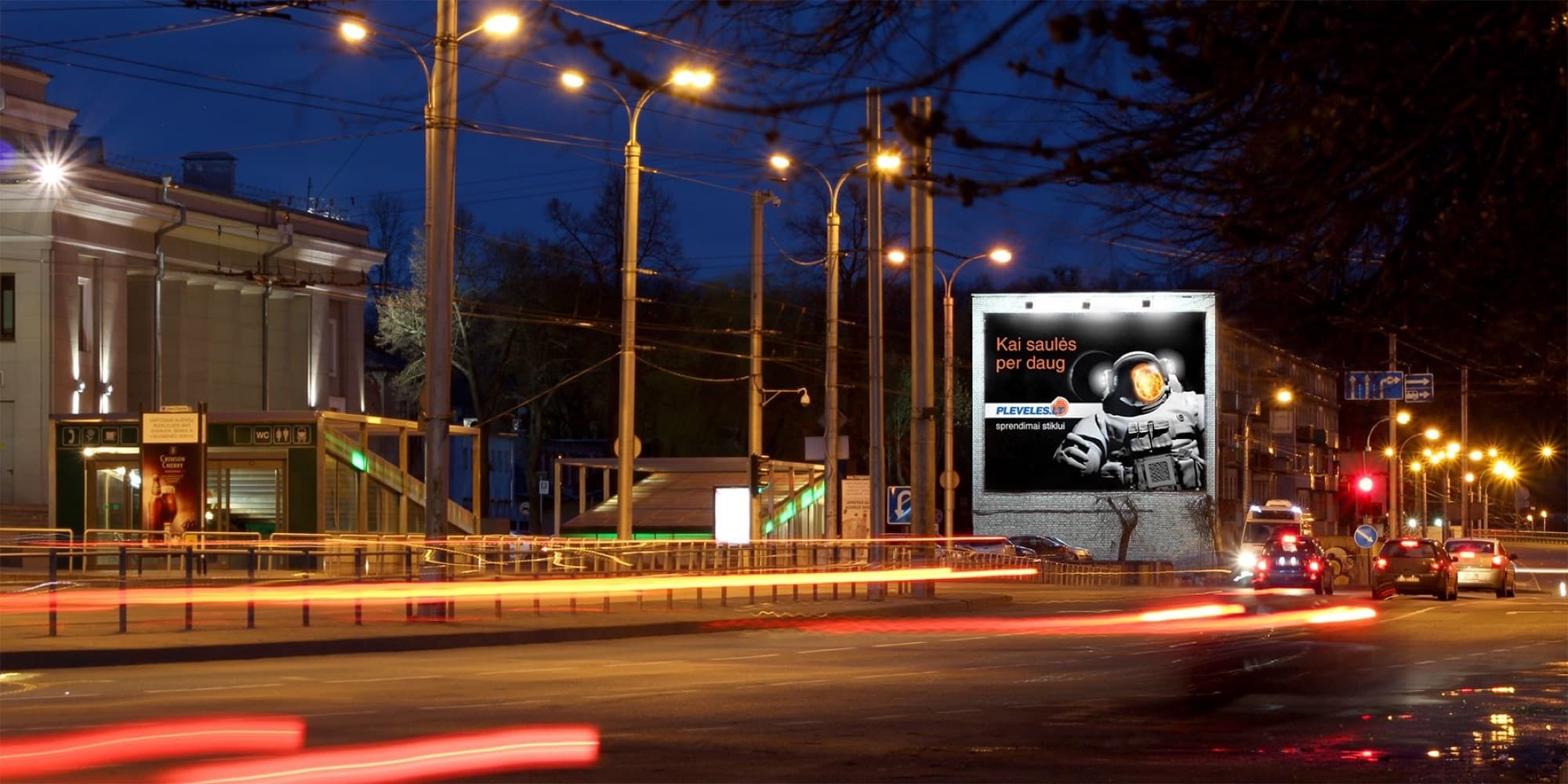 Reklamskylt på Čiurlionio g., nära järnvägsstationen och torget, mot centrum, Kaunas — Reklamos stendas Kaunas