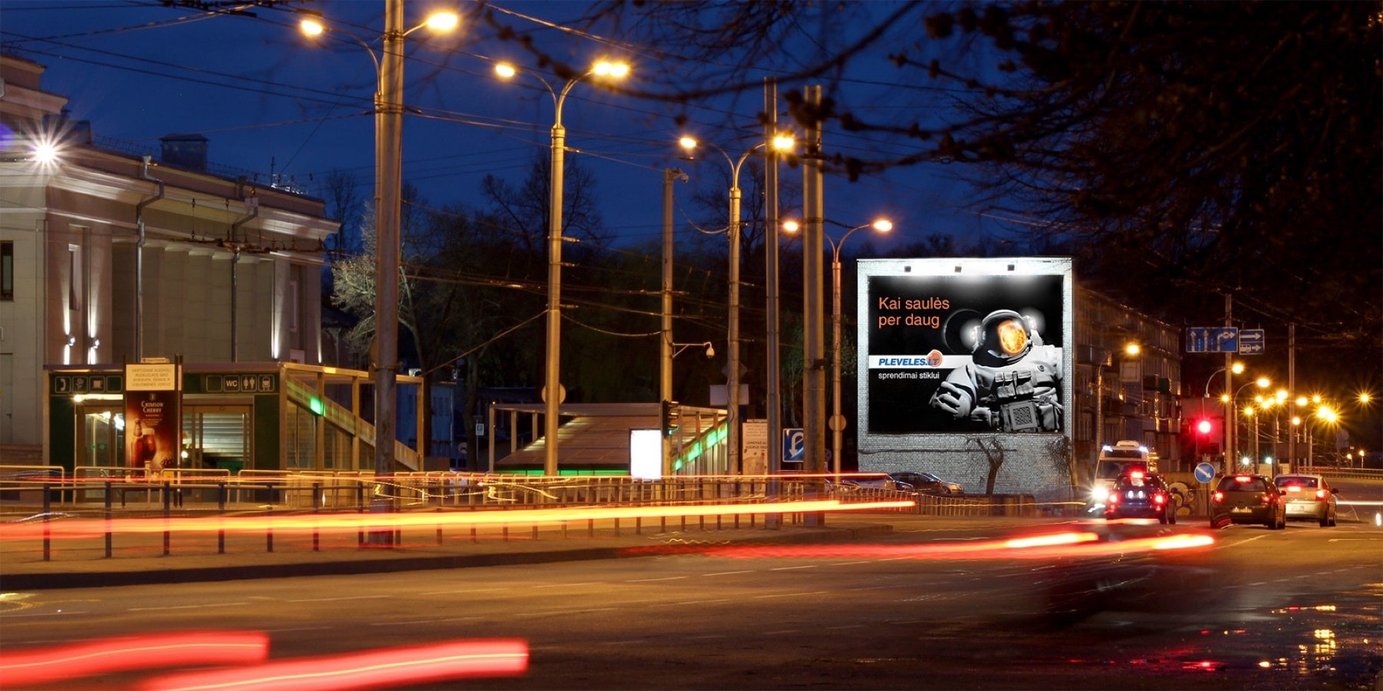 Reklamos stendas Čiurlionio g., šalia geležinkelio stoties ir turgaus, link centro, Kaunas — Reklamos stendas Kaunas