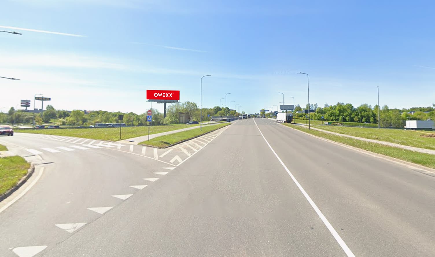 Reklameplakat på Dariaus ir Girėno g., mod lufthavnen, i venstre side af gaden