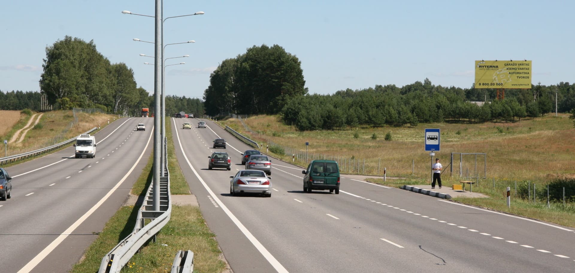 Kaunas - Viļņa, 32,4 km līdz Viļņai (labajā pusē) — Reklāmas stends Pagrindiniai keliai