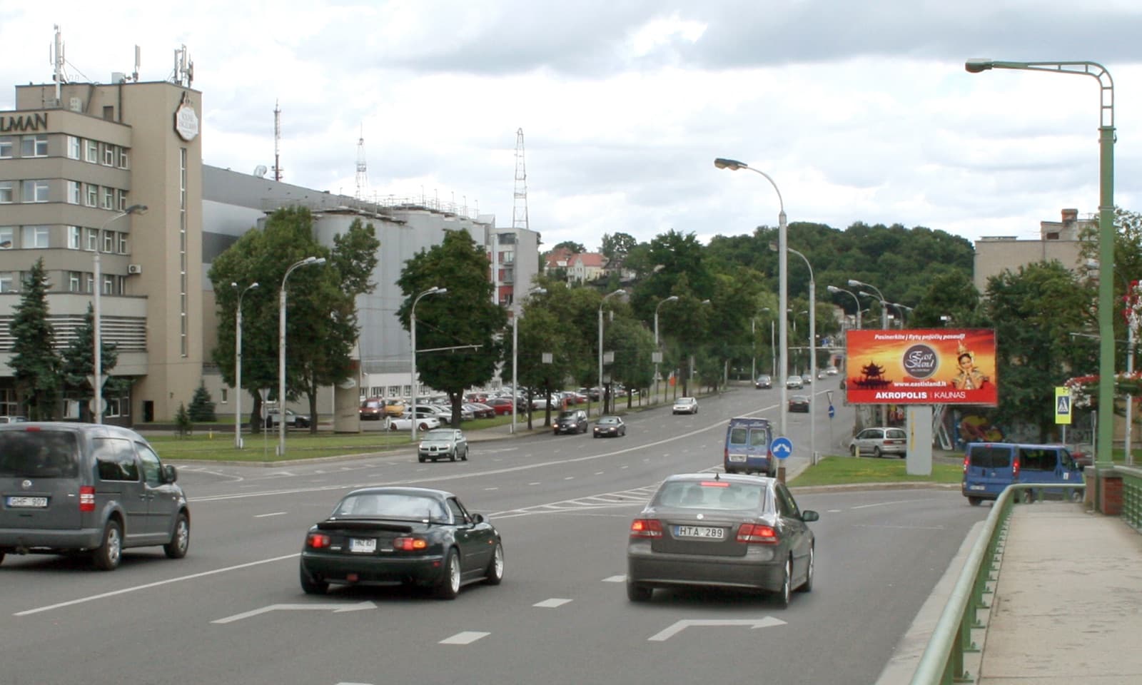 Reklāmas stends M.K.Čiurlionio ielas un Kaunakiemio ielas krustojumā, netālu no Kaunakiemio ielas iebrauktuves, Kauņa (B puse) — Reklāmas stends Kaunas