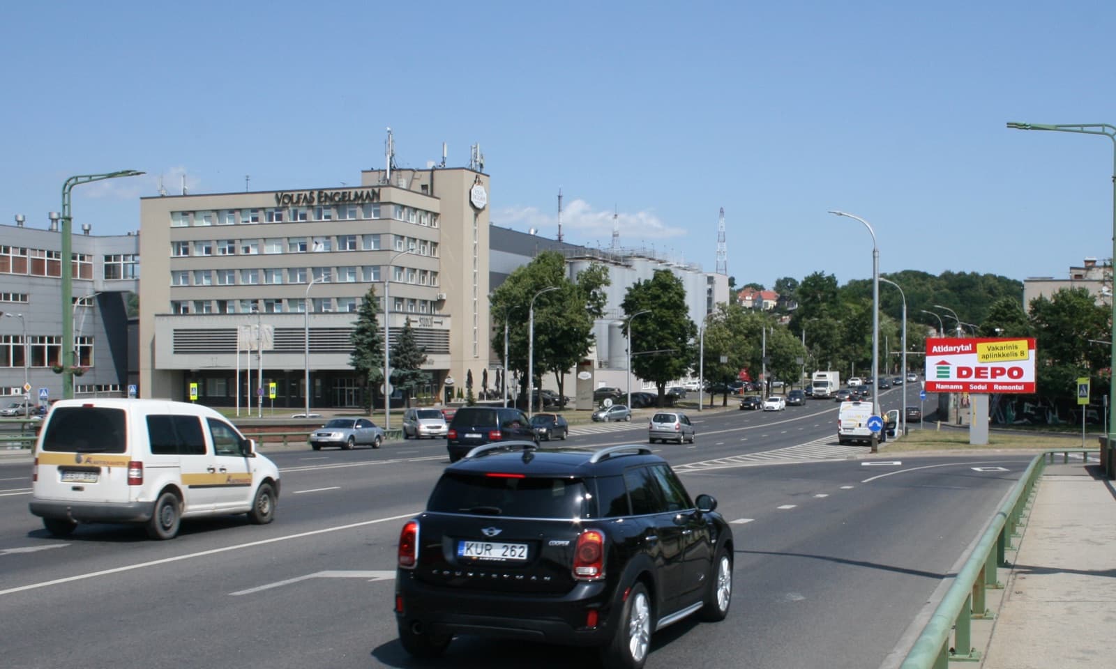 Reklāmas stends M.K.Čiurlionio ielas un Kaunakiemio ielas krustojumā, netālu no Kaunakiemio ielas iebrauktuves, Kauņa (B puse) — Reklāmas stends Kaunas