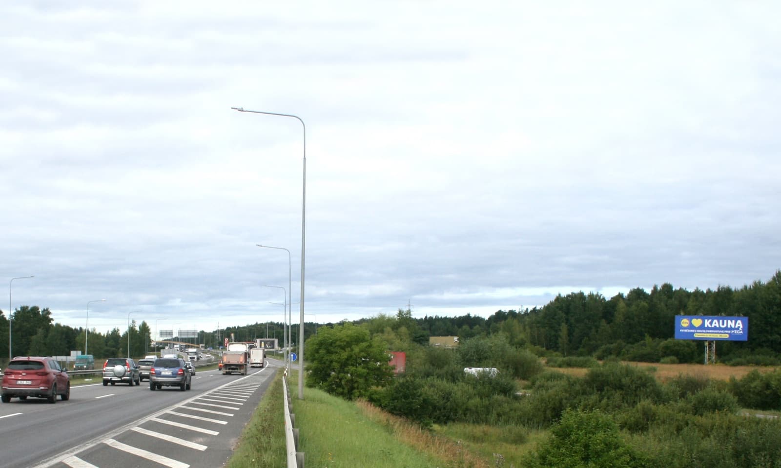 Reklamskylt nära Kaunas, Islandijos pl., vid infarten från motorväg A6 till A1, Kaunas (sida A) — Reklamställ Kaunas