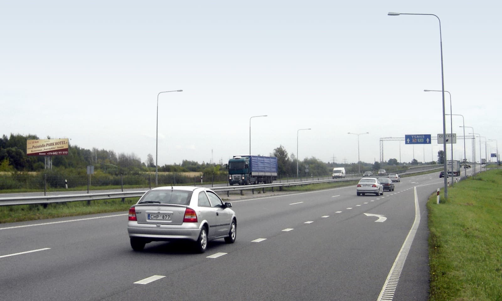 Reklameplakat ved Kaunas, Islandijos pl., ved indkørslen fra motorvej A6 til A1, Kaunas (B-side) — Reklamos stendas Kaunas