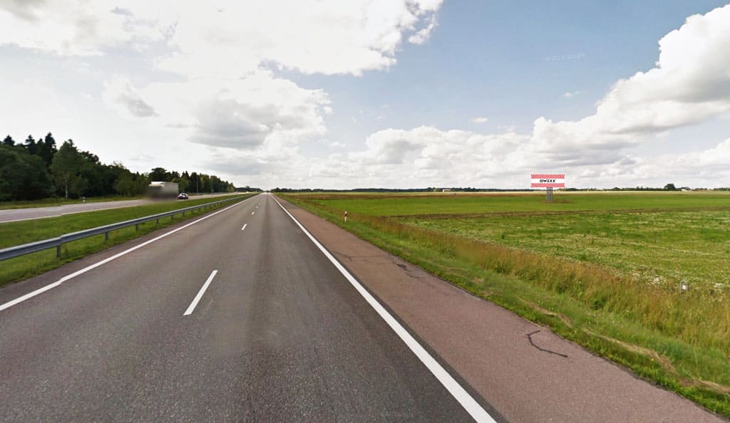 Reklamos stendas Sujainiai, link Kryžkalnio 20 km, Vilnius – Klaipėda (dešinėje pusėje) — Reklamos stendas Pagrindiniai keliai