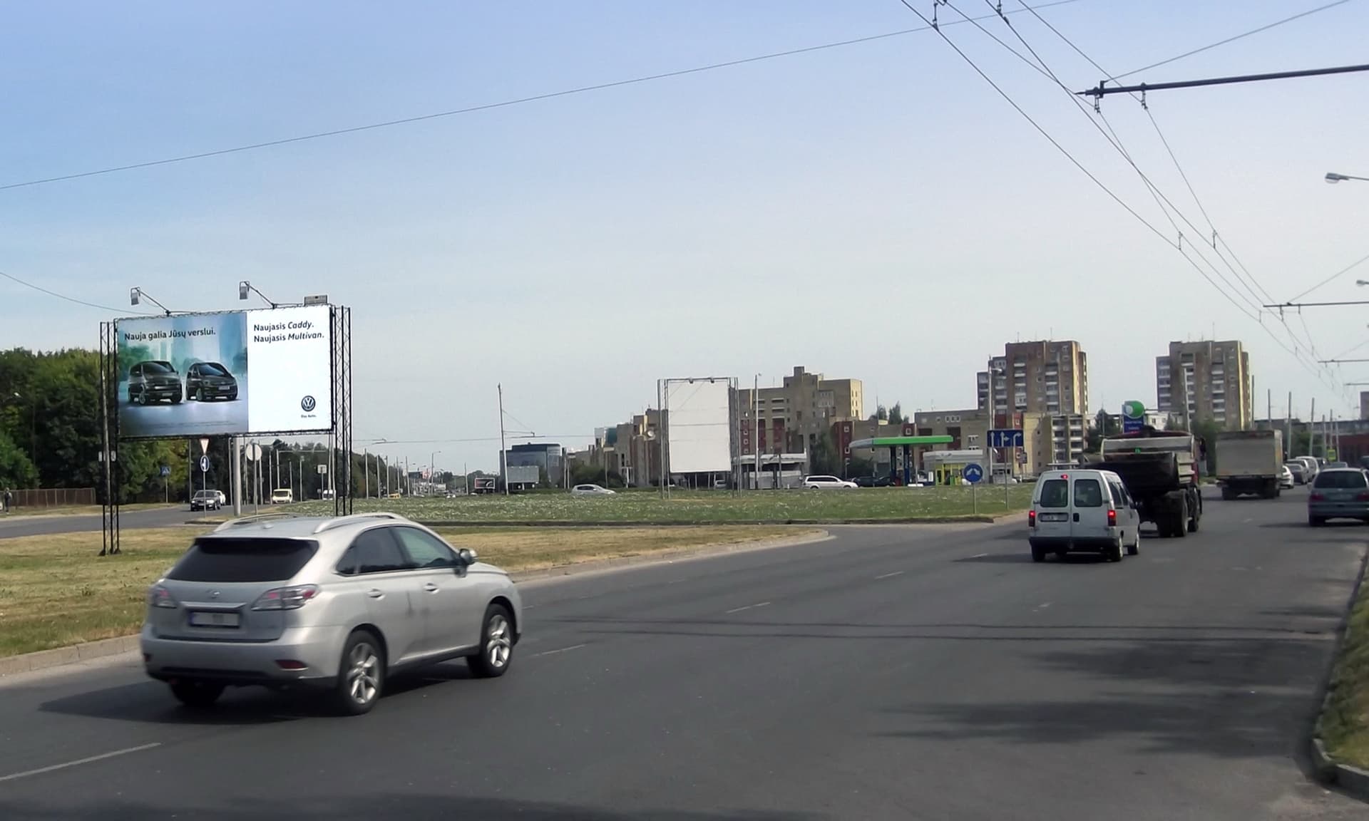 Reklamos stendas Taikos pr., netoli Kovo 11-osios g. žiedo, Kaunas (B pusė) — Reklamos stendas Kaunas