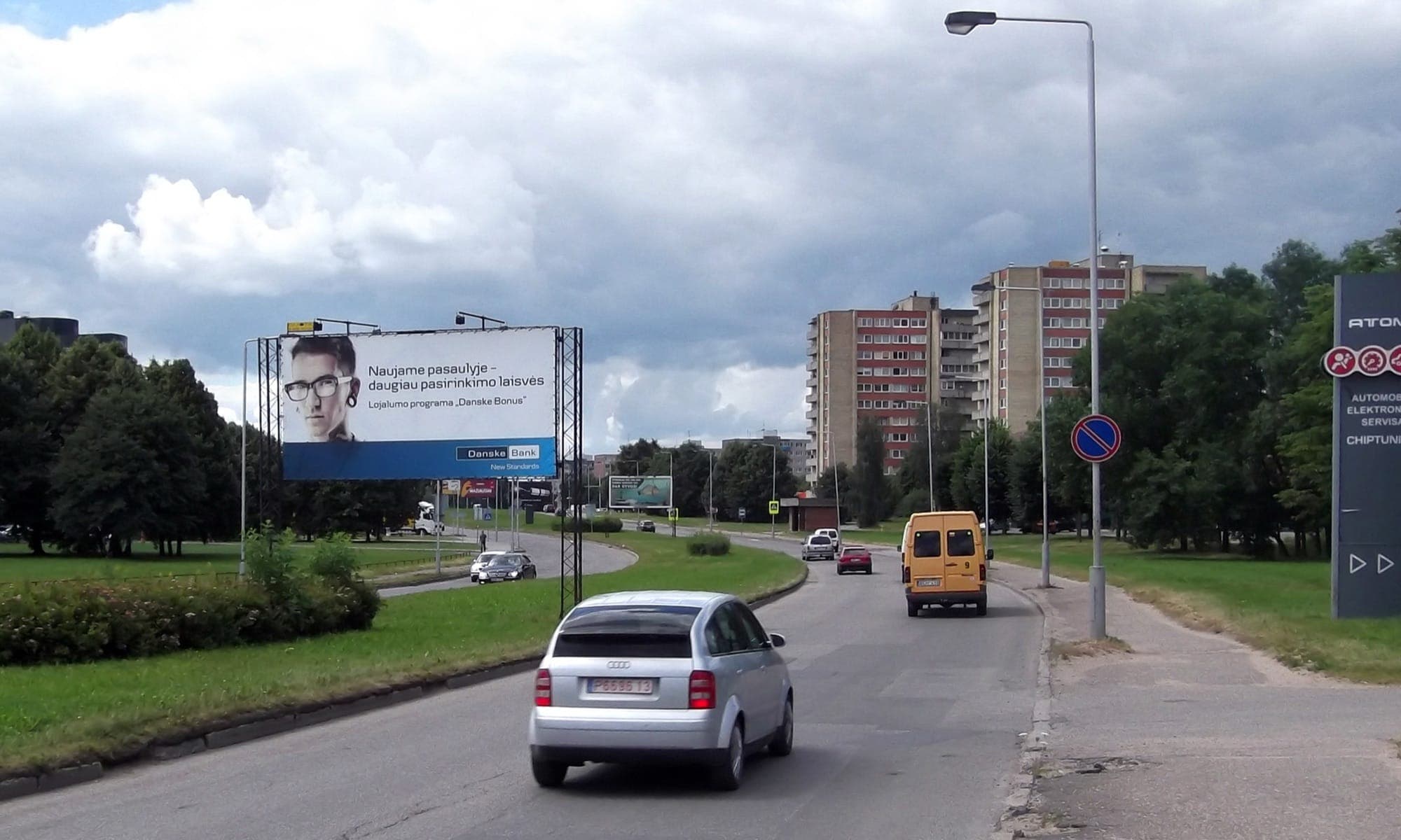 Reclamebord Taikos pr., bij gebouw nr. 127 ("MELGA"), Kaunas (kant A) — Reclamebord Kaunas