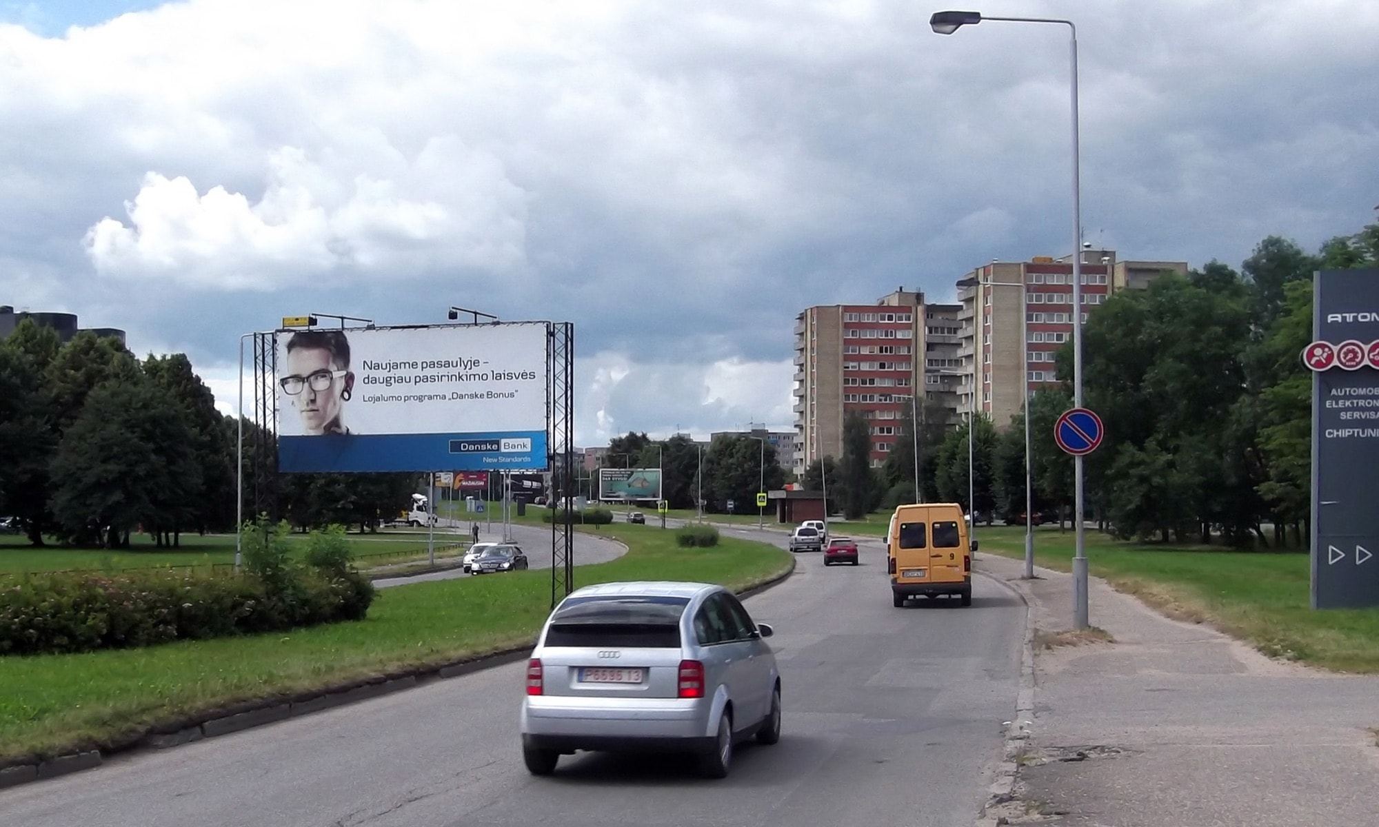 Reklamos stendas Taikos pr., prie pastato Nr. 127 ("MELGA"), Kaunas (A pusė) — Reklamos stendas Kaunas