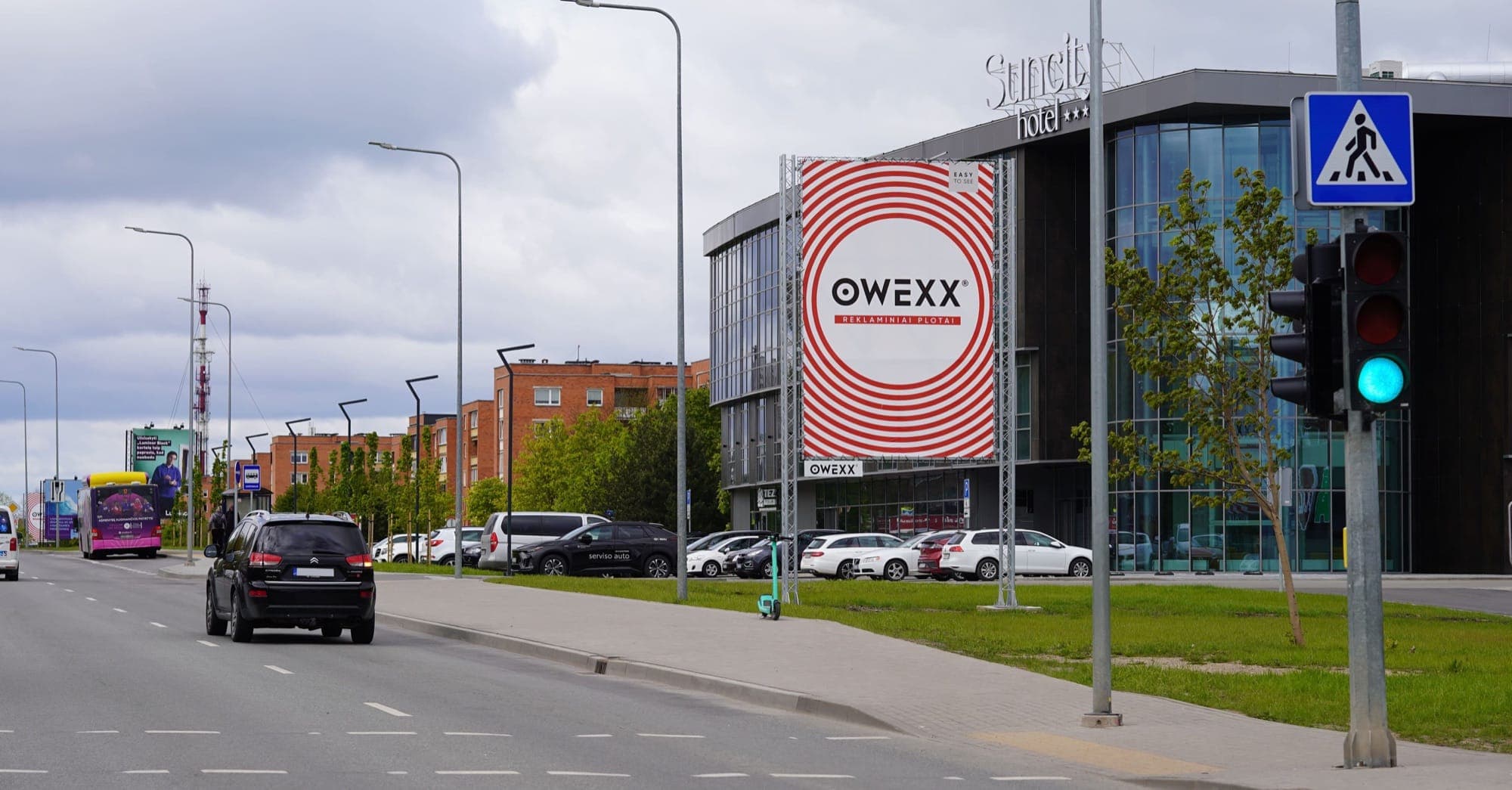 Reclamebord – Tilžės g. 59 richting winkelcentrum „Akropolis“, Šiauliai