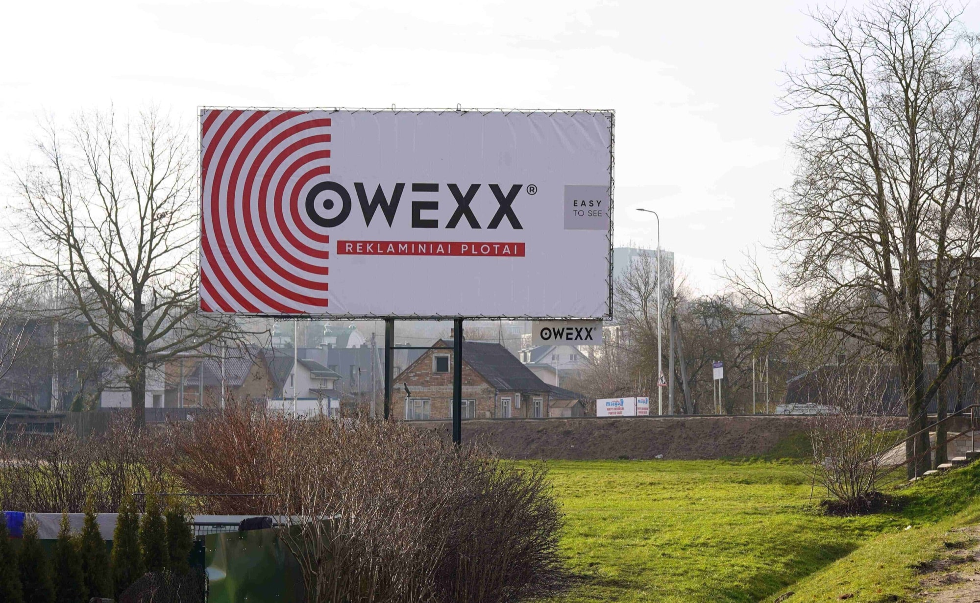 Reklameplakat på Tilžės g. ved Ilgoji g. mod centrum, Šiauliai — Reklamos stendas Šiauliai