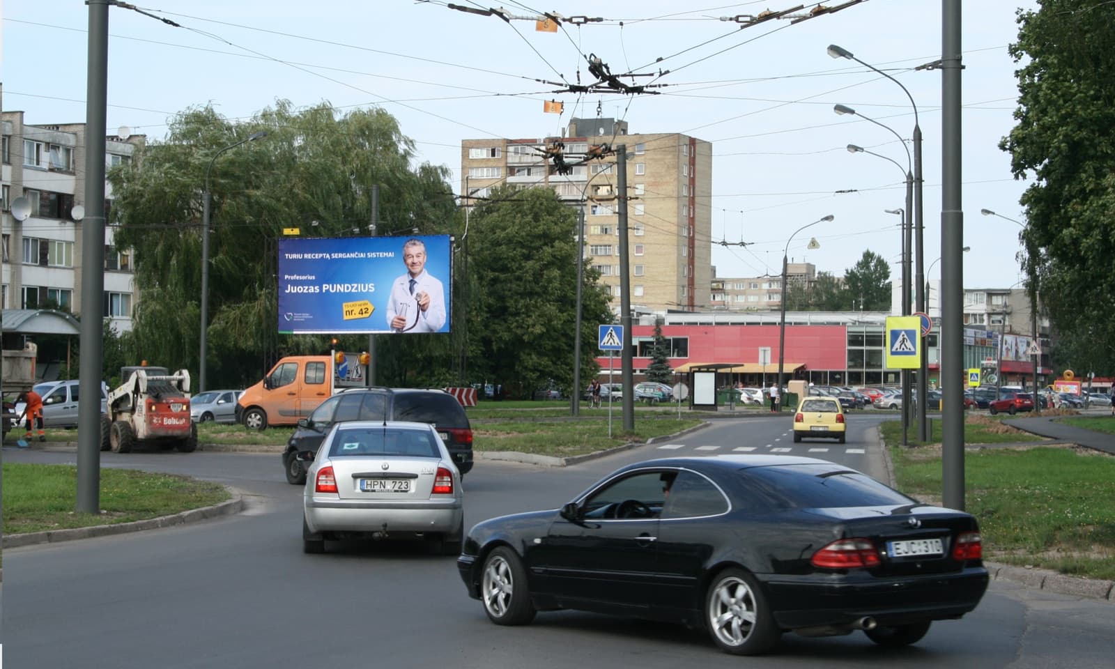 Reklamskylt på V.Krėvės pr., vid korsningen med Kovo 11-osios g. nära hus 51, Kaunas (B-sidan) — Reklamos stendas Kaunas