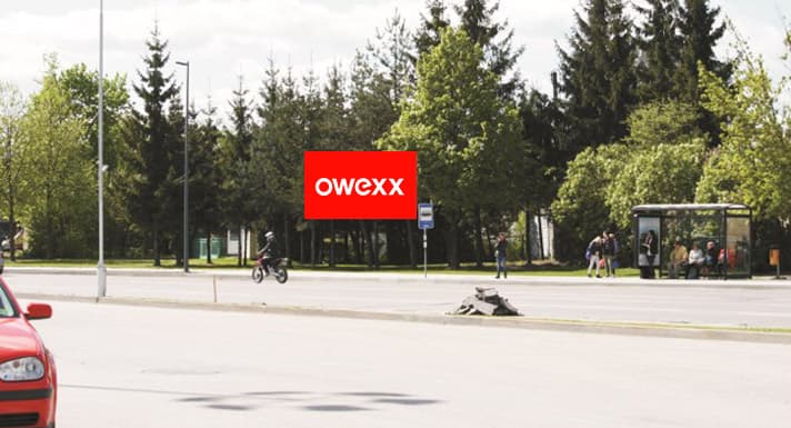 Tablica reklamowa V. Kudirkos g. 4A, przed Maxima XXX, Marijampolė