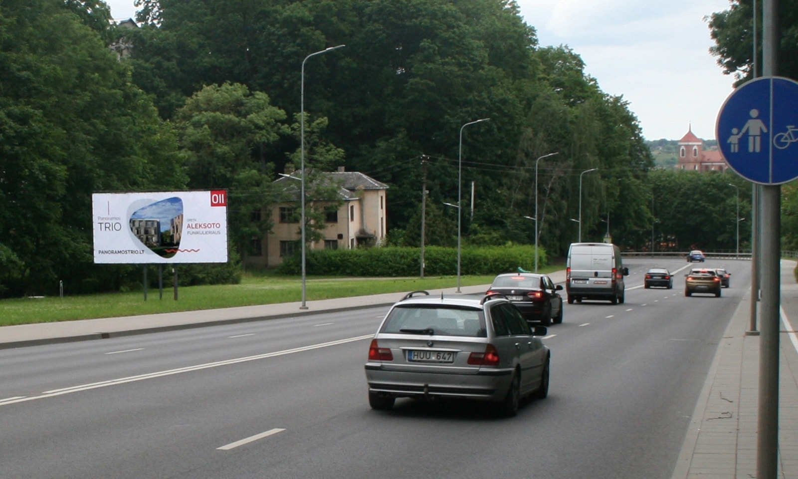 Reklamos stendas Veiverių g., įkalnė, Kaunas (A pusė) — Reklamos stendas Kaunas