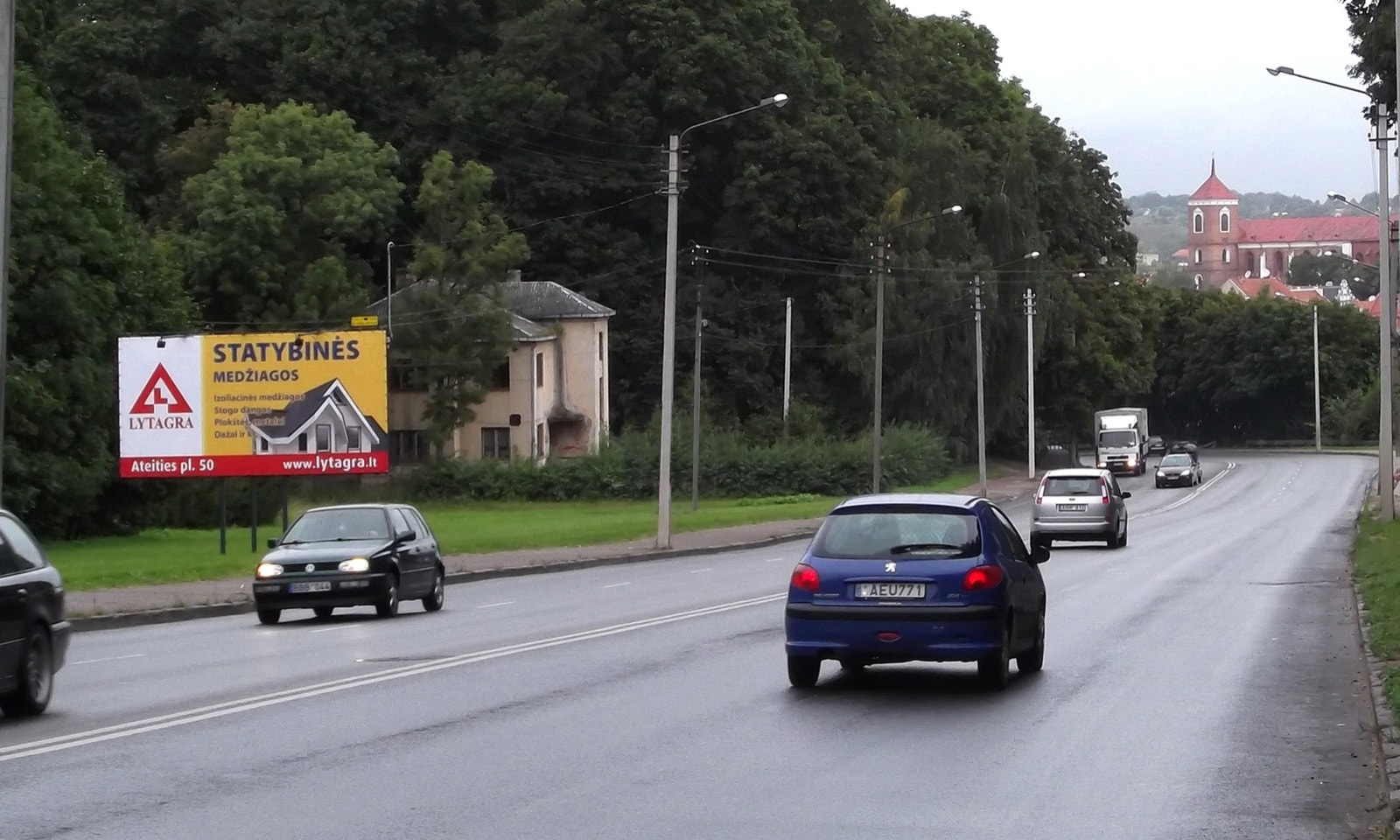 Reklamos stendas Veiverių g., įkalnė, Kaunas (A pusė) — Reklamos stendas Kaunas