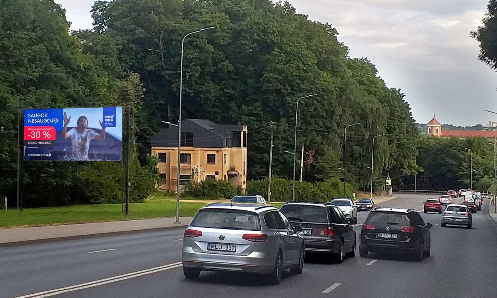 Reklamos stendas Veiverių g., įkalnė, Kaunas (A pusė) — Reklamos stendas Kaunas