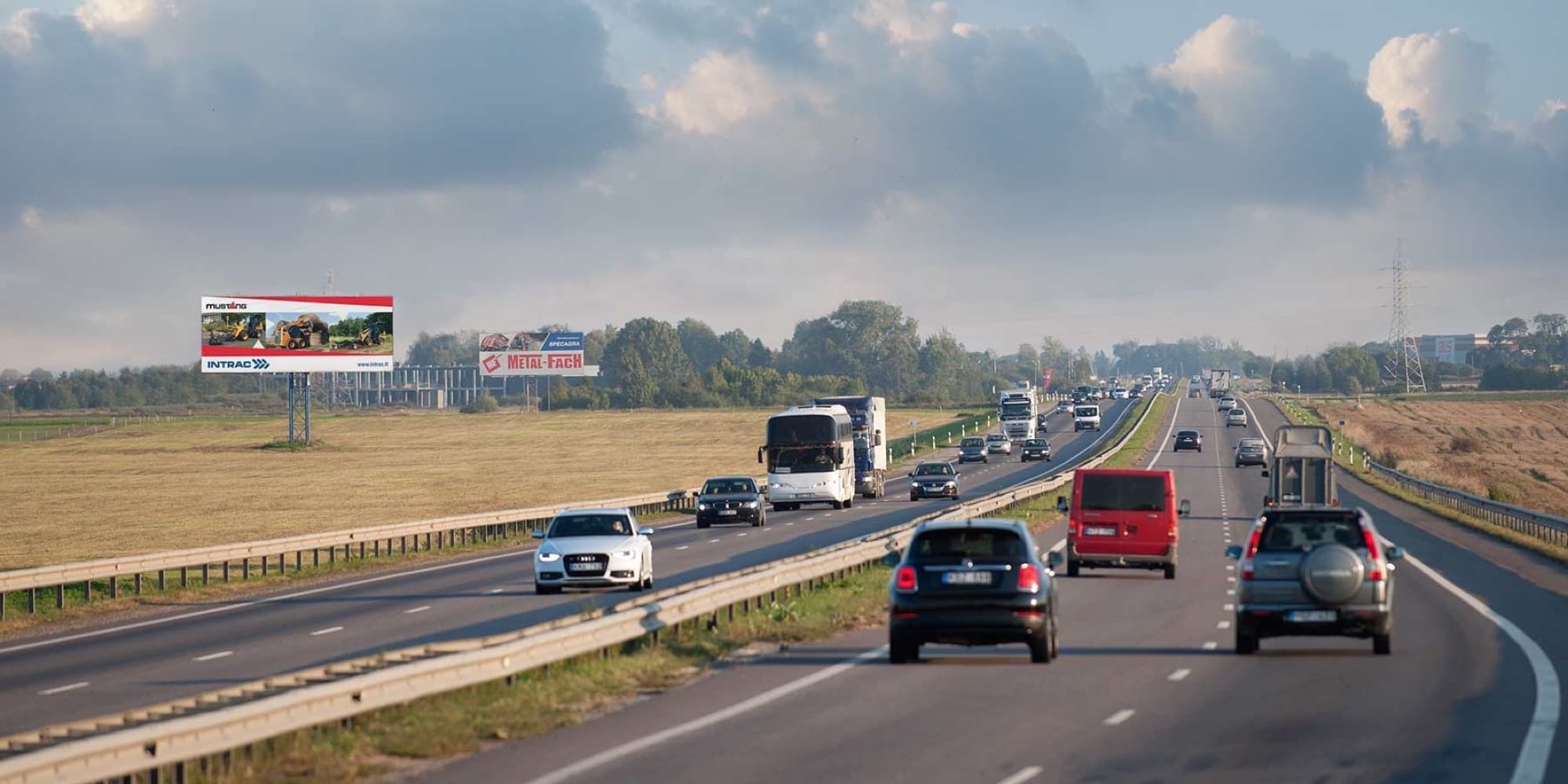 Reklamskylt på Via Baltica, Kaunas–Marijampolė (vänster sida), 2,5 km från Kaunas