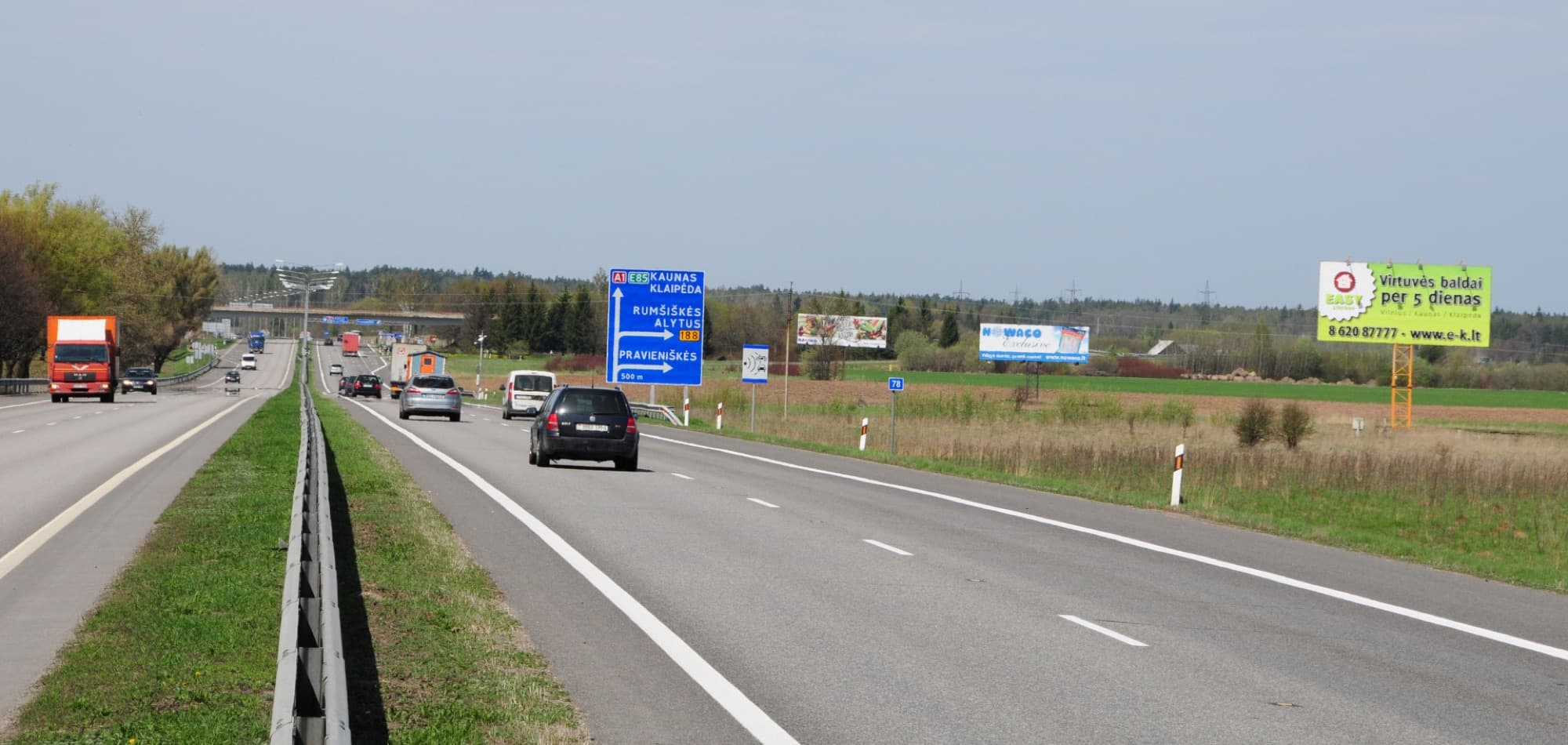Vilnius – Kaunas – Klaipėda, 78 km från Vilnius (på höger sida) — Reklamos stendas Pagrindiniai keliai