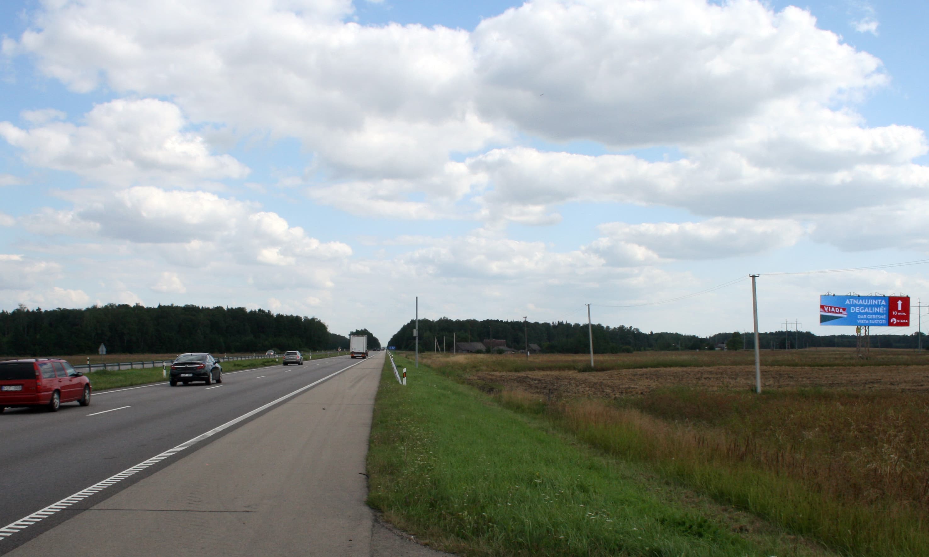 Reklamskylt Klaipėda - Kaunas - Vilnius, 133 km till Vilnius (höger sida) — Reklamos stendas Pagrindiniai keliai