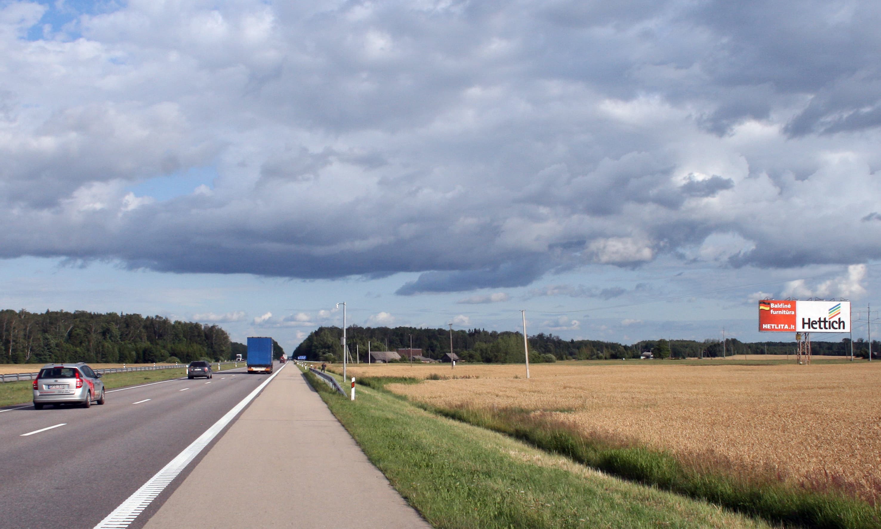 Reklamskylt Klaipėda - Kaunas - Vilnius, 133 km till Vilnius (höger sida) — Reklamos stendas Pagrindiniai keliai