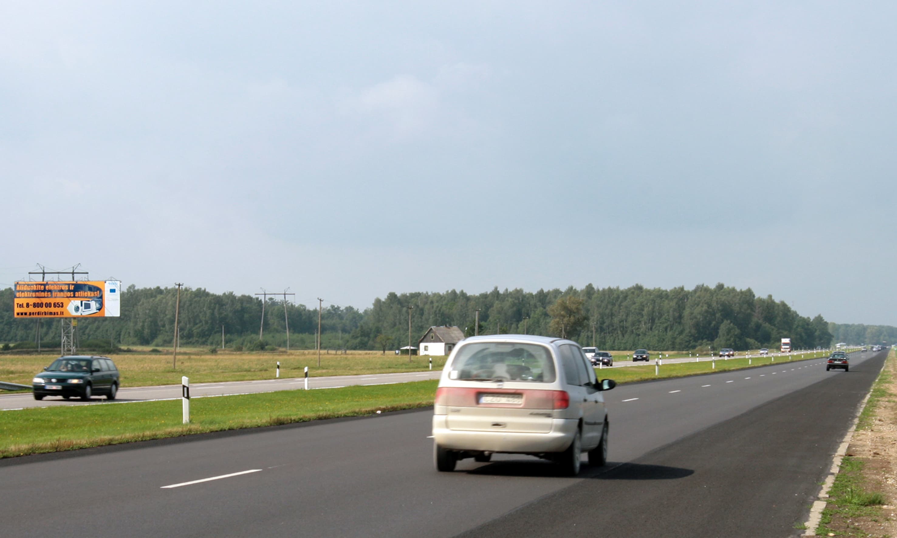Reklamskylt Klaipėda - Kaunas - Vilnius, 133 km till Vilnius (höger sida) — Reklamos stendas Pagrindiniai keliai