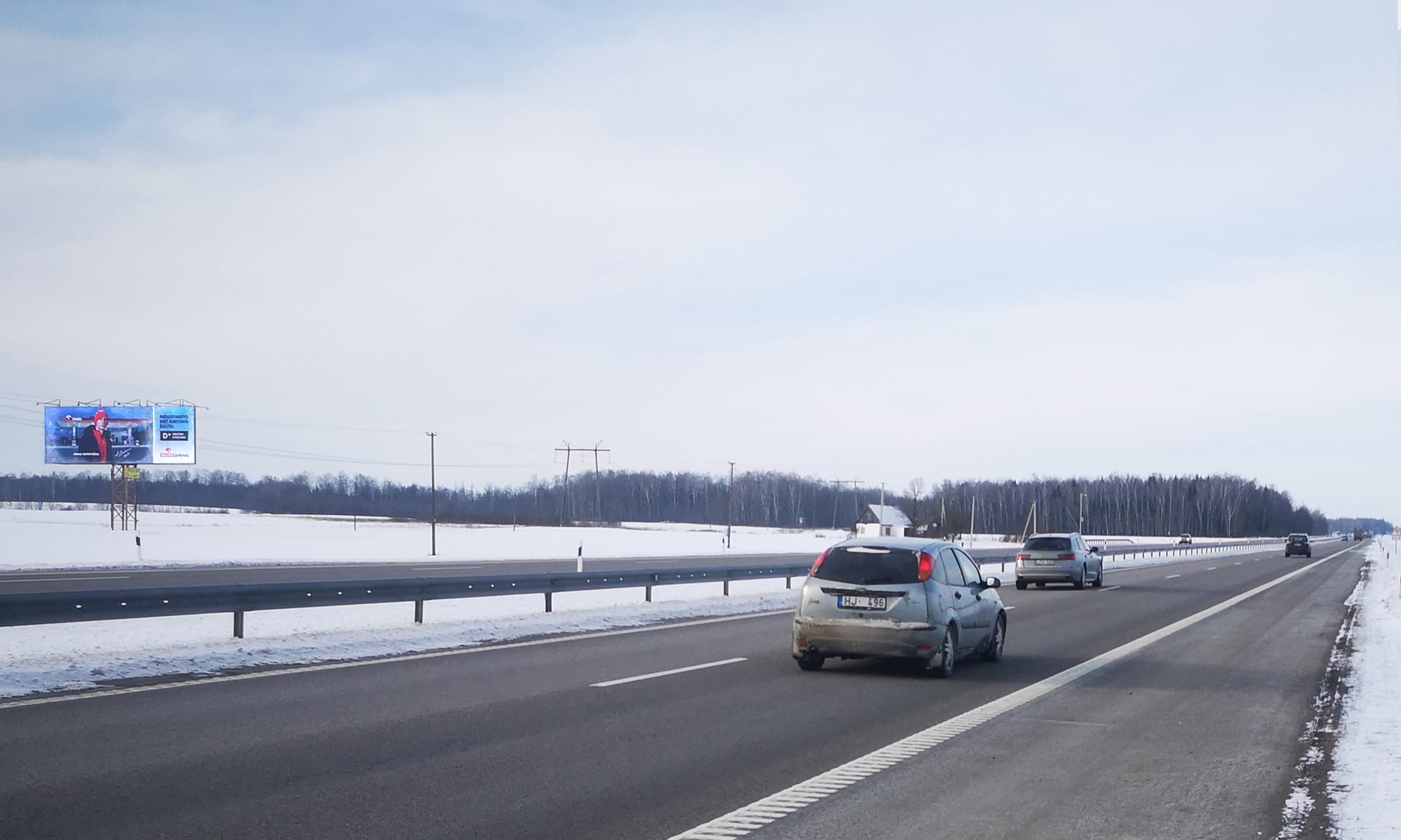 Reklamskylt Klaipėda - Kaunas - Vilnius, 133 km till Vilnius (höger sida) — Reklamos stendas Pagrindiniai keliai