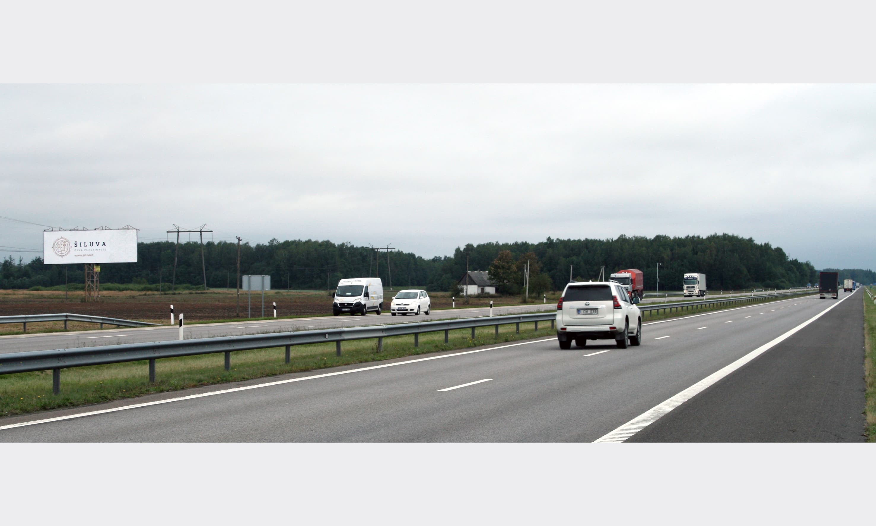 Reklamskylt Klaipėda - Kaunas - Vilnius, 133 km till Vilnius (höger sida) — Reklamos stendas Pagrindiniai keliai