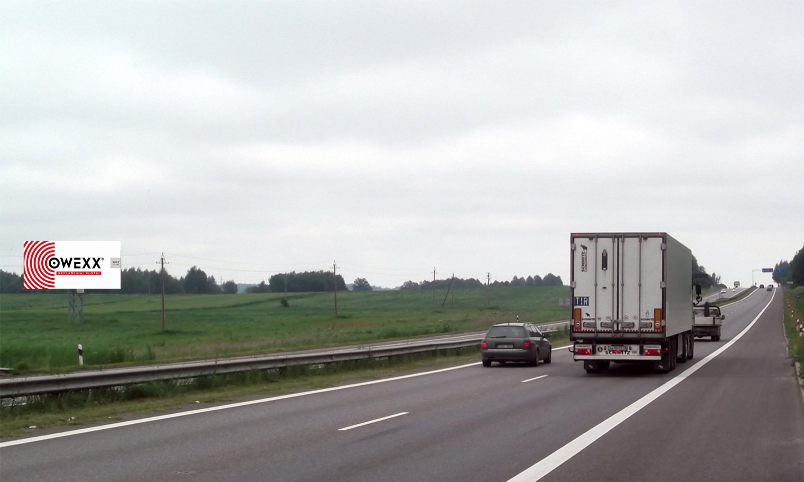 Motorvägsskylt 65 km från Vilnius, nära Baniškės (B-sidan) — Reklamos stendas Pagrindiniai keliai