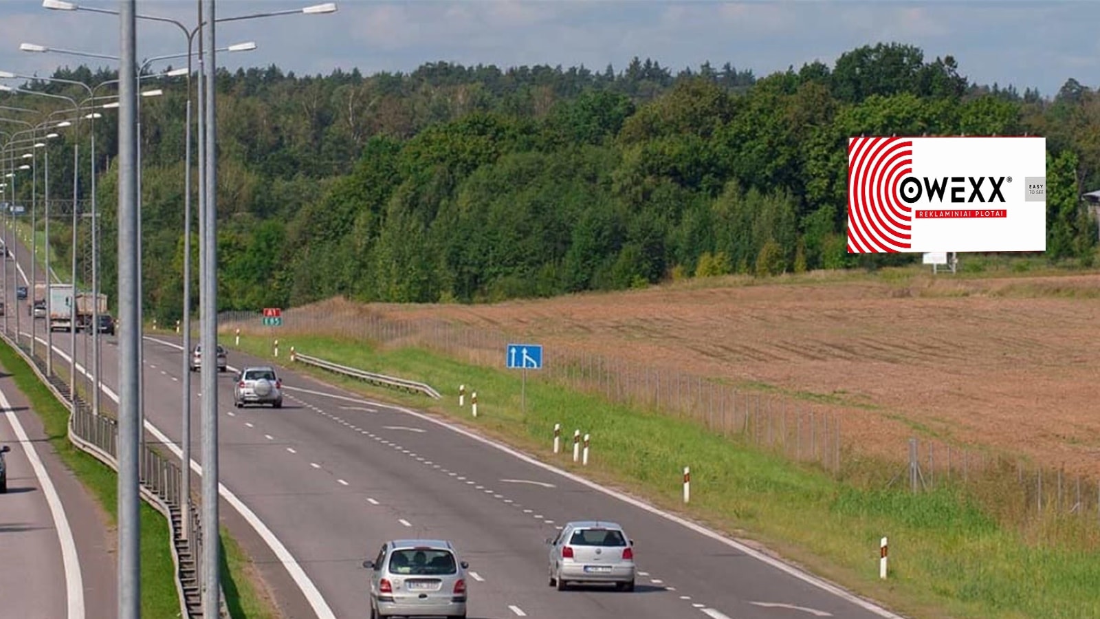 Panneau publicitaire sur l'autoroute A1, Vilnius - Kaunas, à 80 km de Vilnius — Panneau publicitaire Pagrindiniai keliai