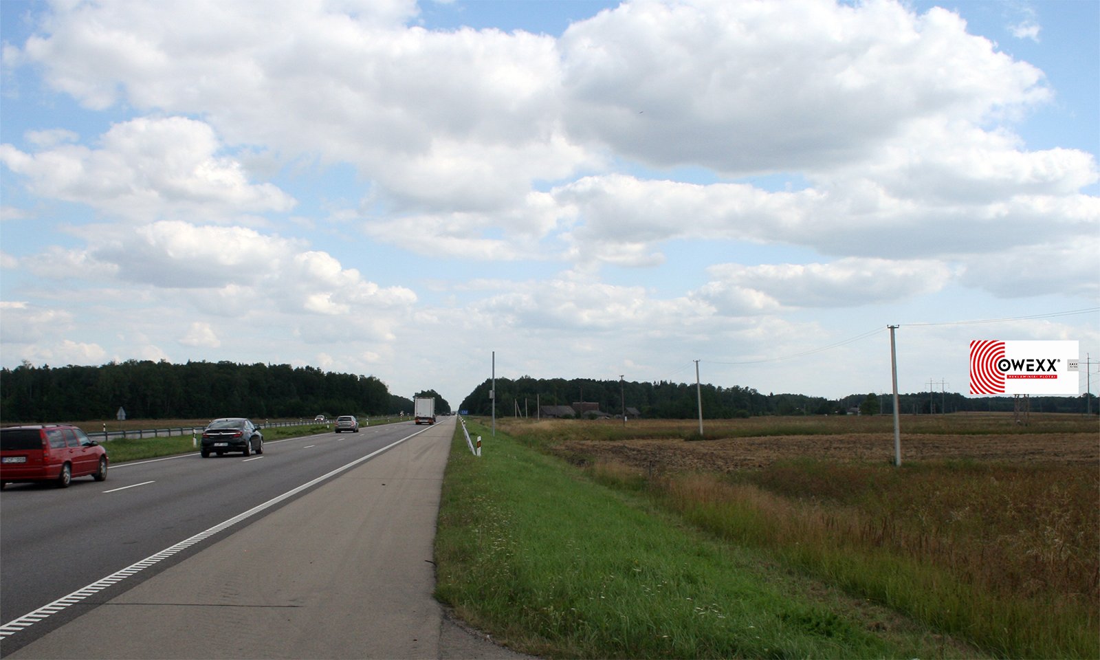 Reklamskylt Klaipėda - Kaunas - Vilnius, 133 km till Vilnius (höger sida) — Reklamos stendas Pagrindiniai keliai
