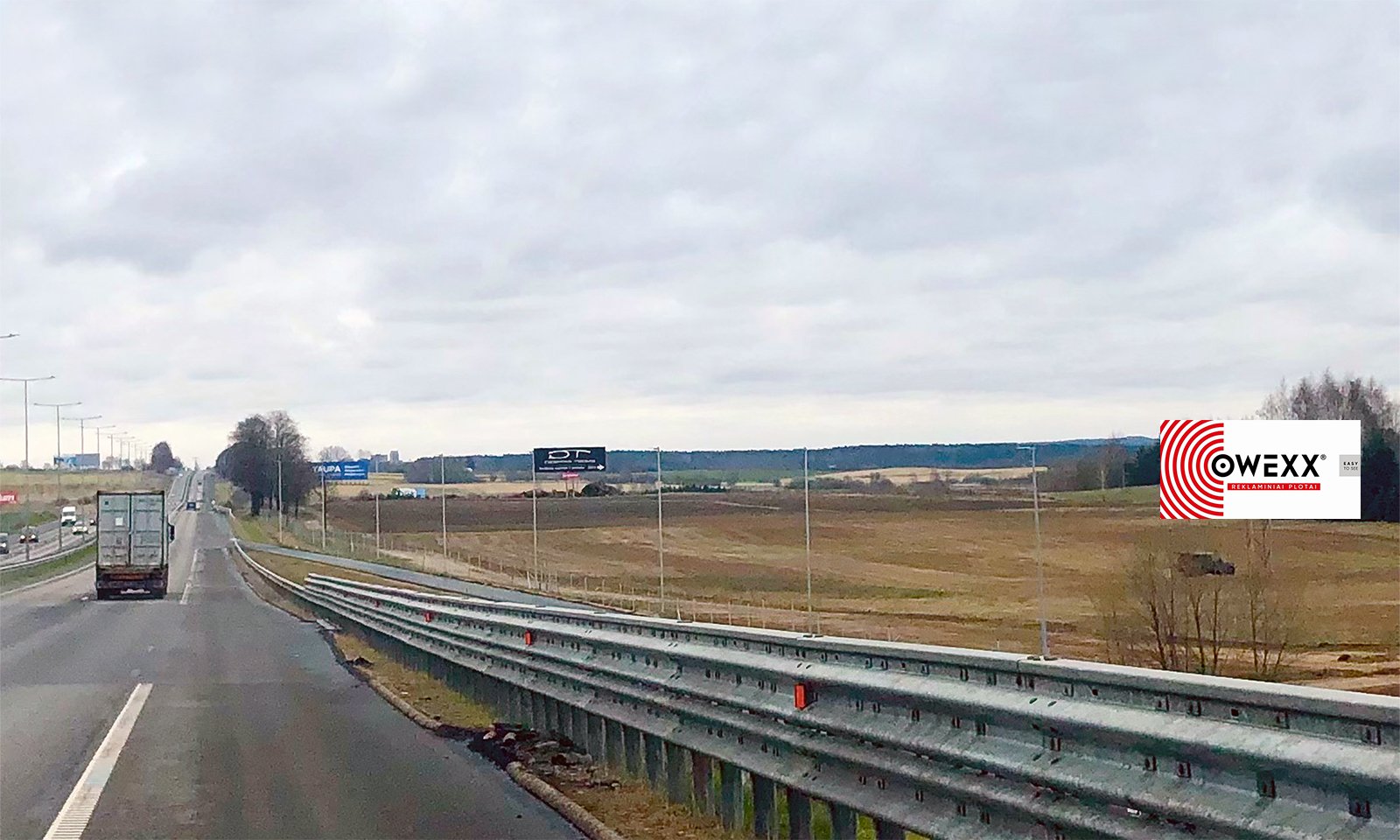 Reklamskylt Klaipėda - Kaunas - Vilnius, 55 km till Vilnius (höger sida) — Reklamos stendas Pagrindiniai keliai