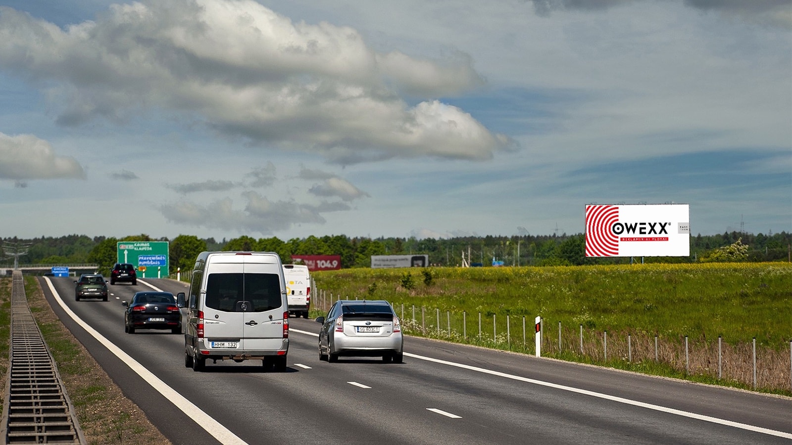 Panneau publicitaire sur l'autoroute A1, Vilnius – Kaunas (côté droit), à 78 km de Vilnius — Panneau publicitaire Pagrindiniai keliai