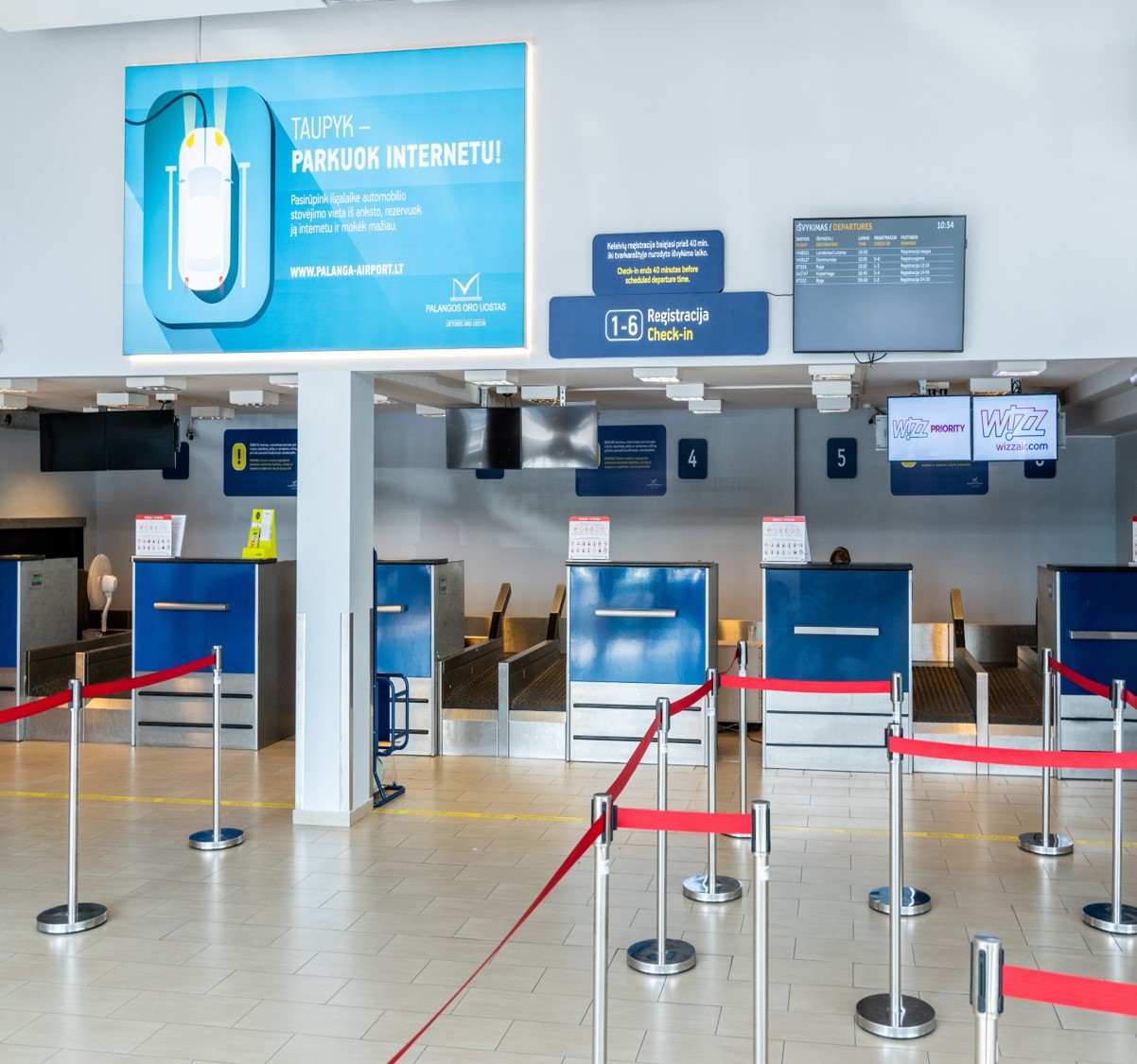 Publicitate pe mesele de înregistrare — Aeroportul din Palanga
