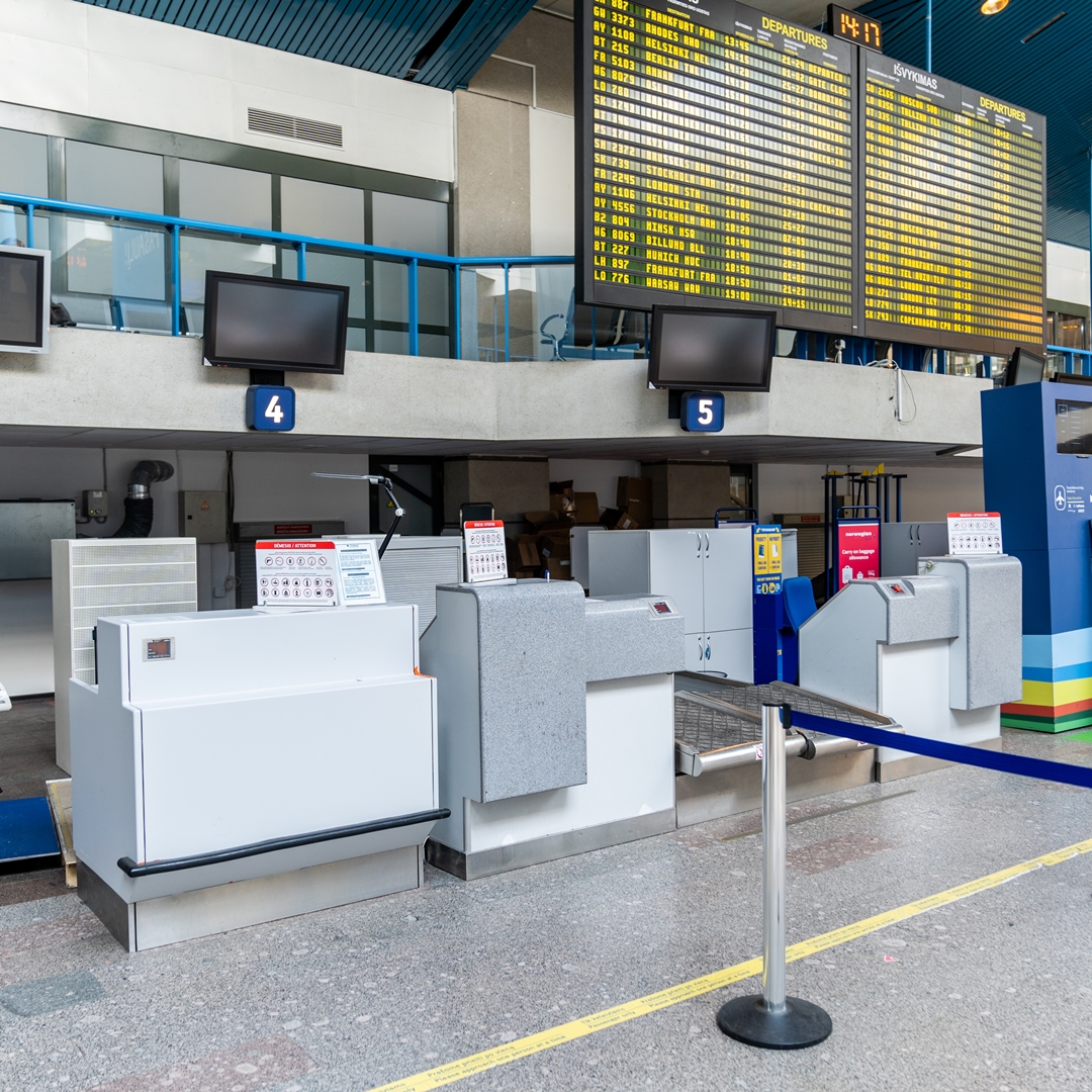 Aufkleber auf den Check-in-Schaltern — Flughafen Vilnius