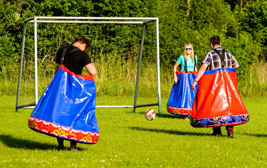 Komandinis žaidimas „Futbolas su sijonais“