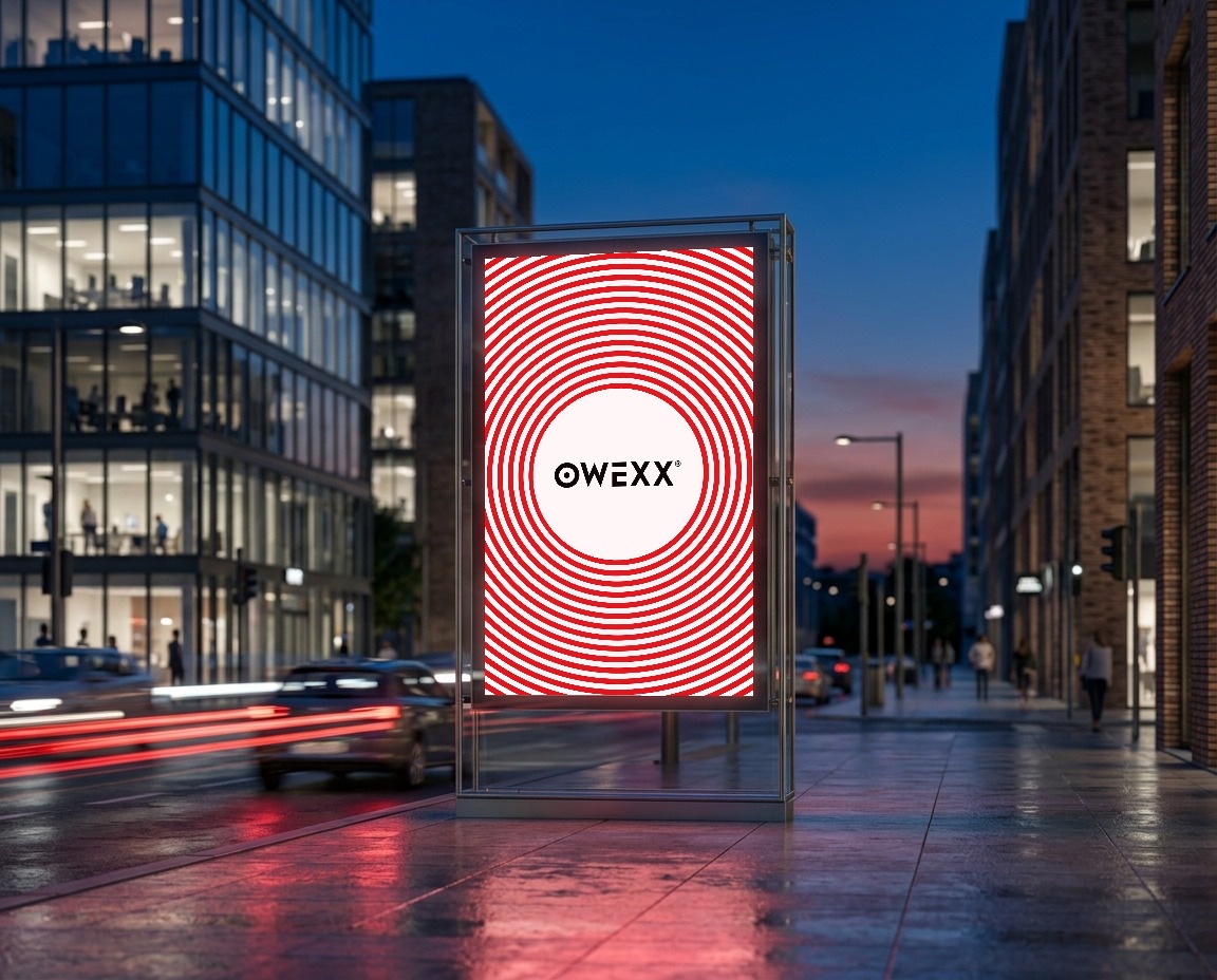 OWEXX reklaminis stendas vakarinėje miesto gatvėje
