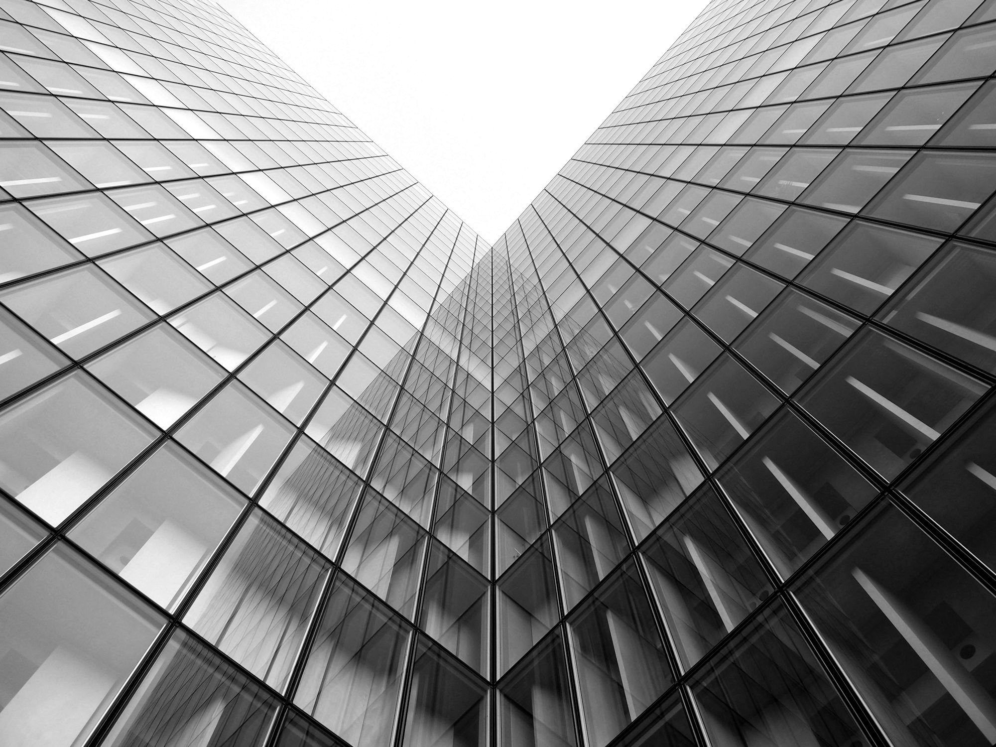 Stiklinių biurų pastatų fasadai, žvelgiant iš apačios