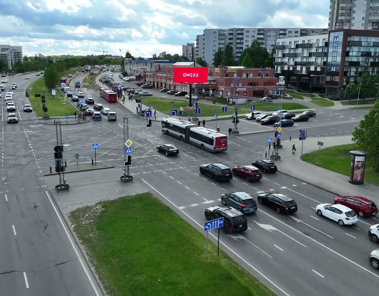 Reklaminis LED ekranas prie judraus miesto sankryžos Vilniuje